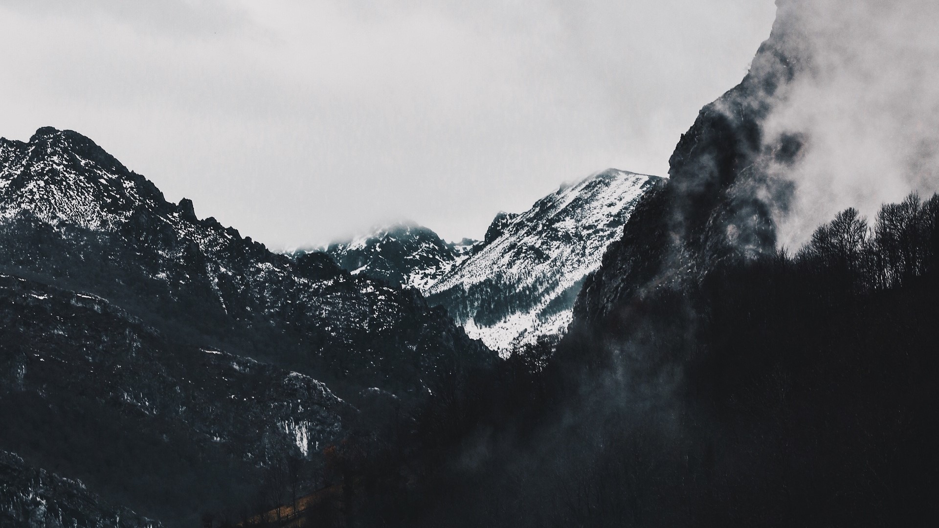 Snow-covered mountains shrouded in mist HD Wallpaper
