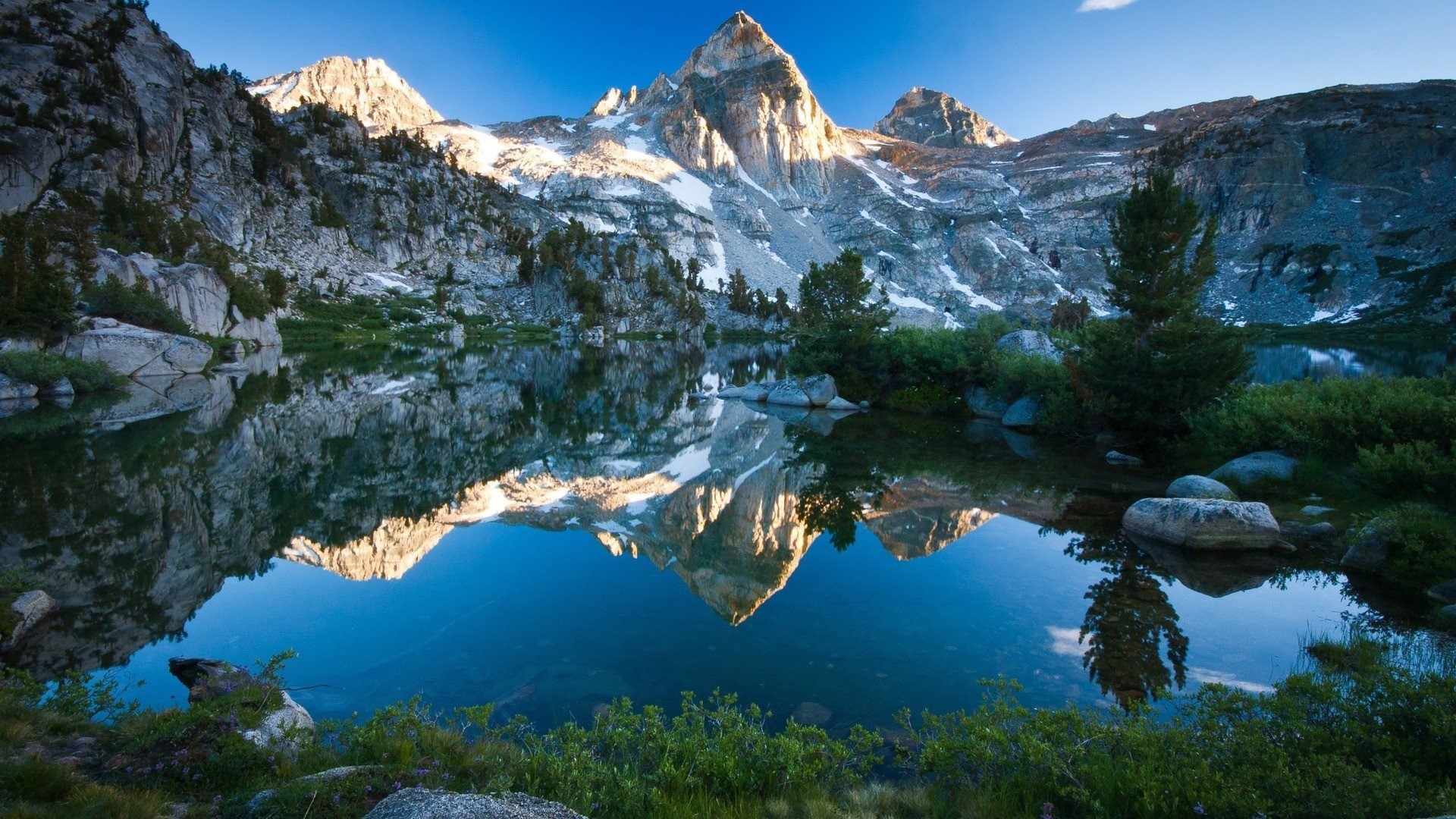 Mountain reflected in a lake HD Wallpaper