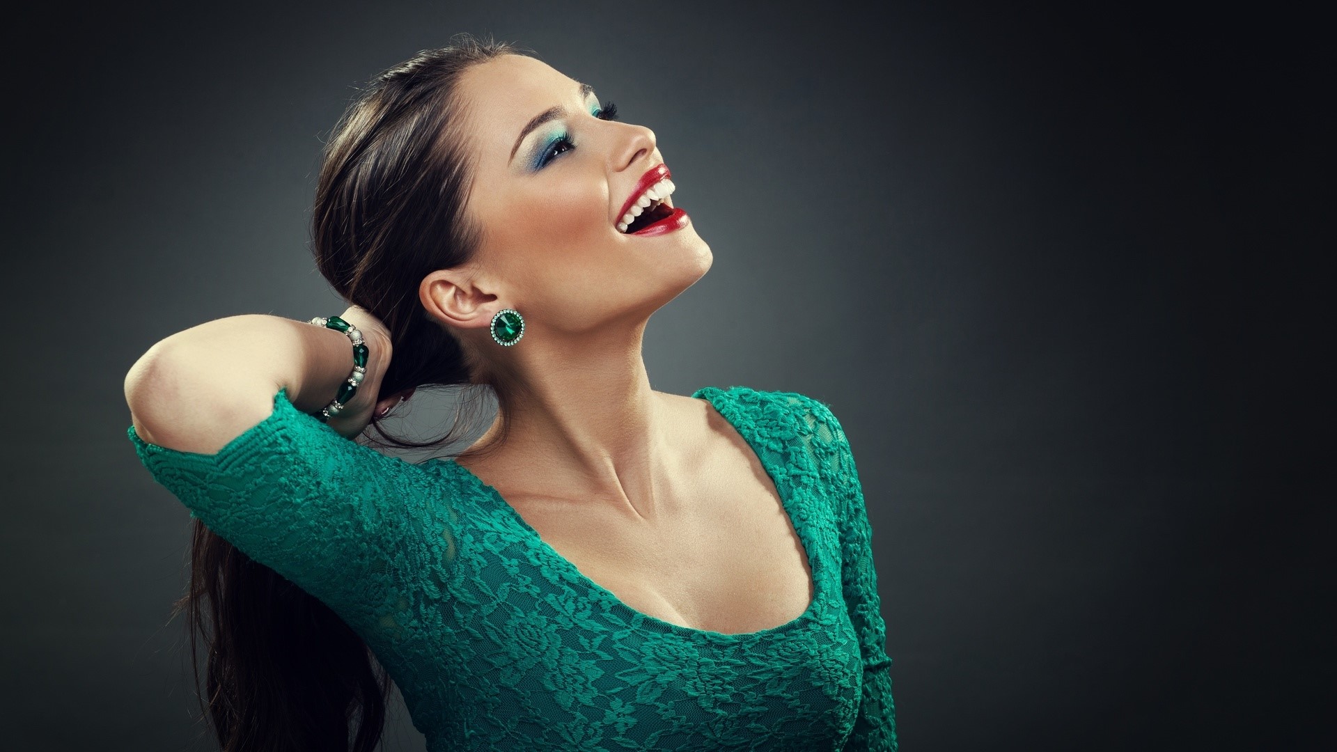 Model in green dress with makeup and jewelry HD Wallpaper
