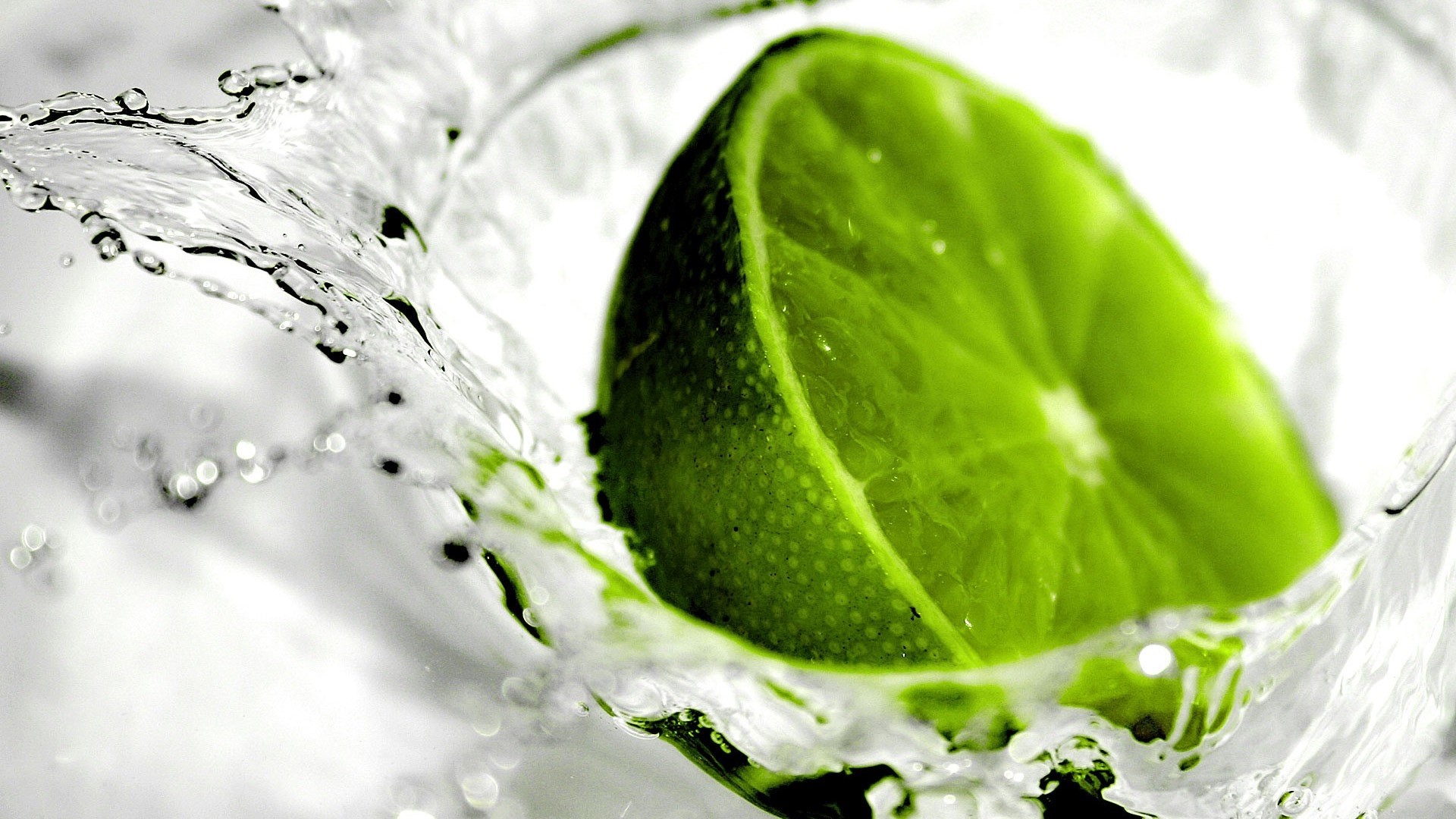 Lime slice splashing in water HD Wallpaper
