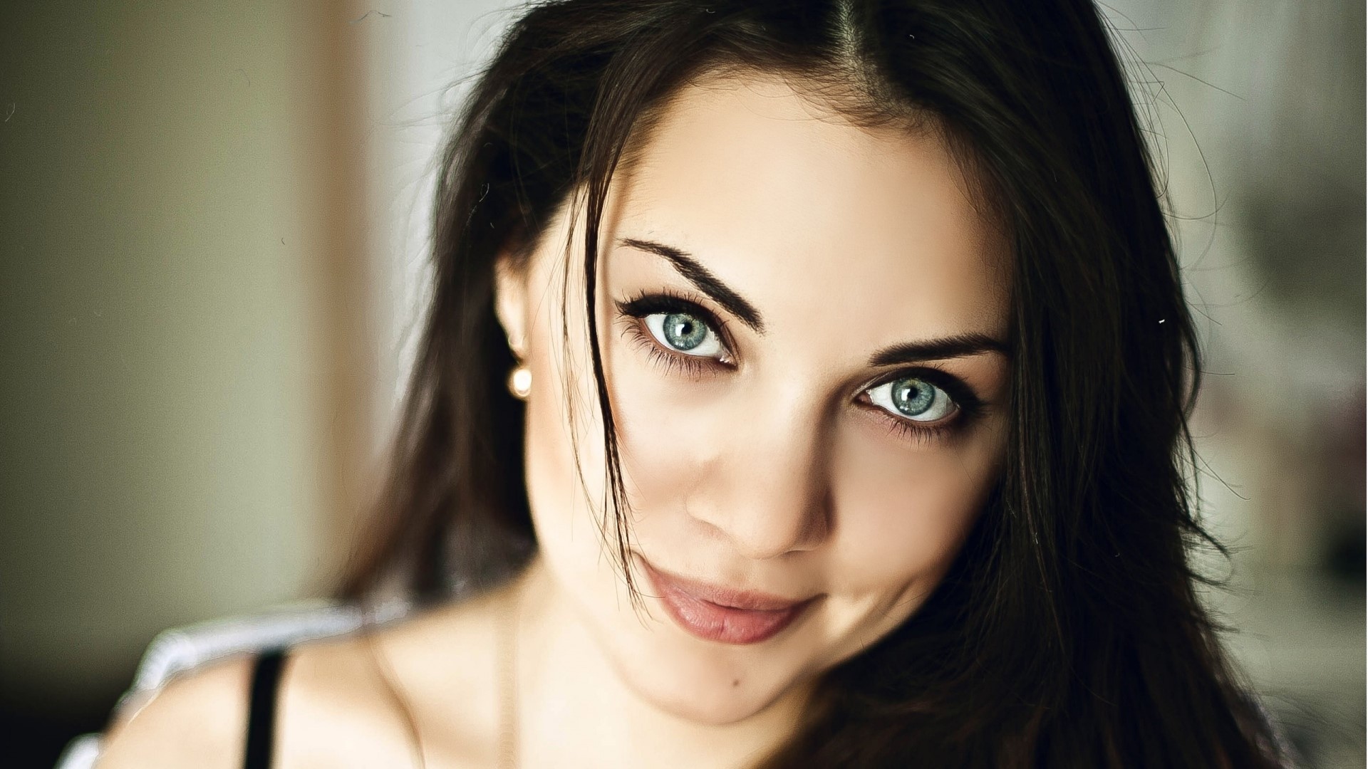 Close-up of a woman with striking blue eyes HD Wallpaper