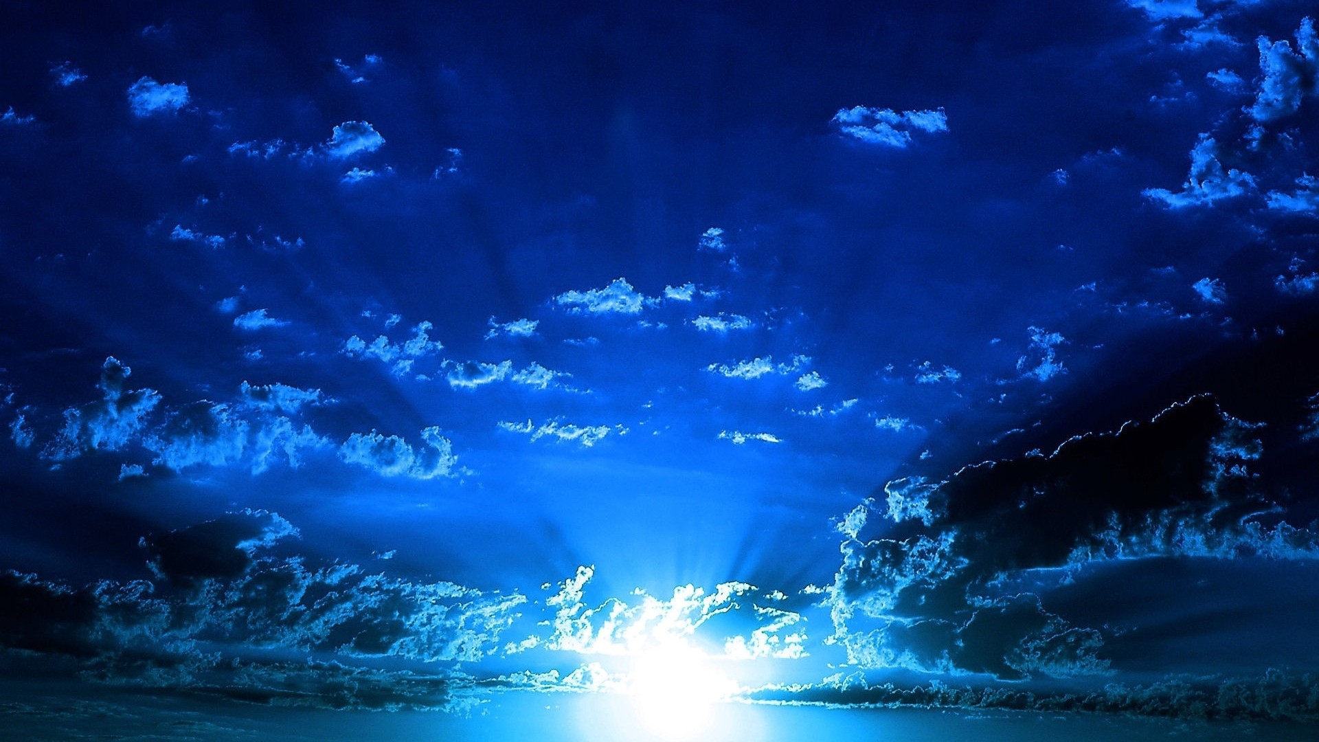 Sunbeams through dark blue clouds HD Wallpaper
