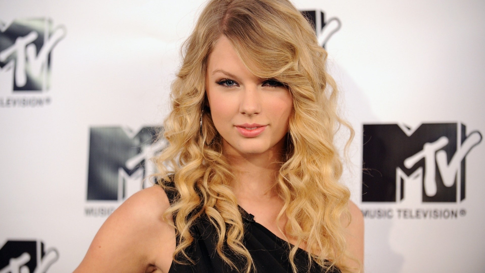 Taylor Swift at MTV Music Television HD Wallpaper
