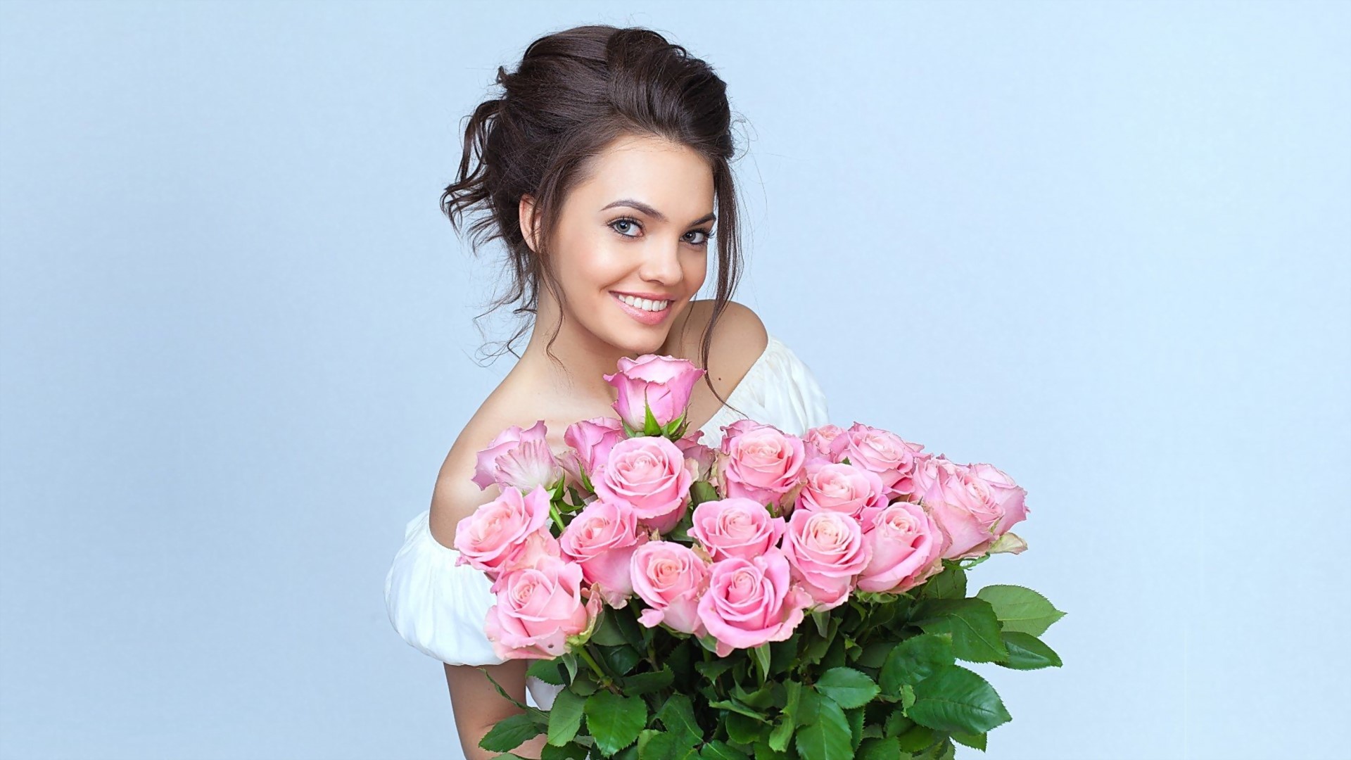 Young woman holding a bouquet of pink roses HD Wallpaper