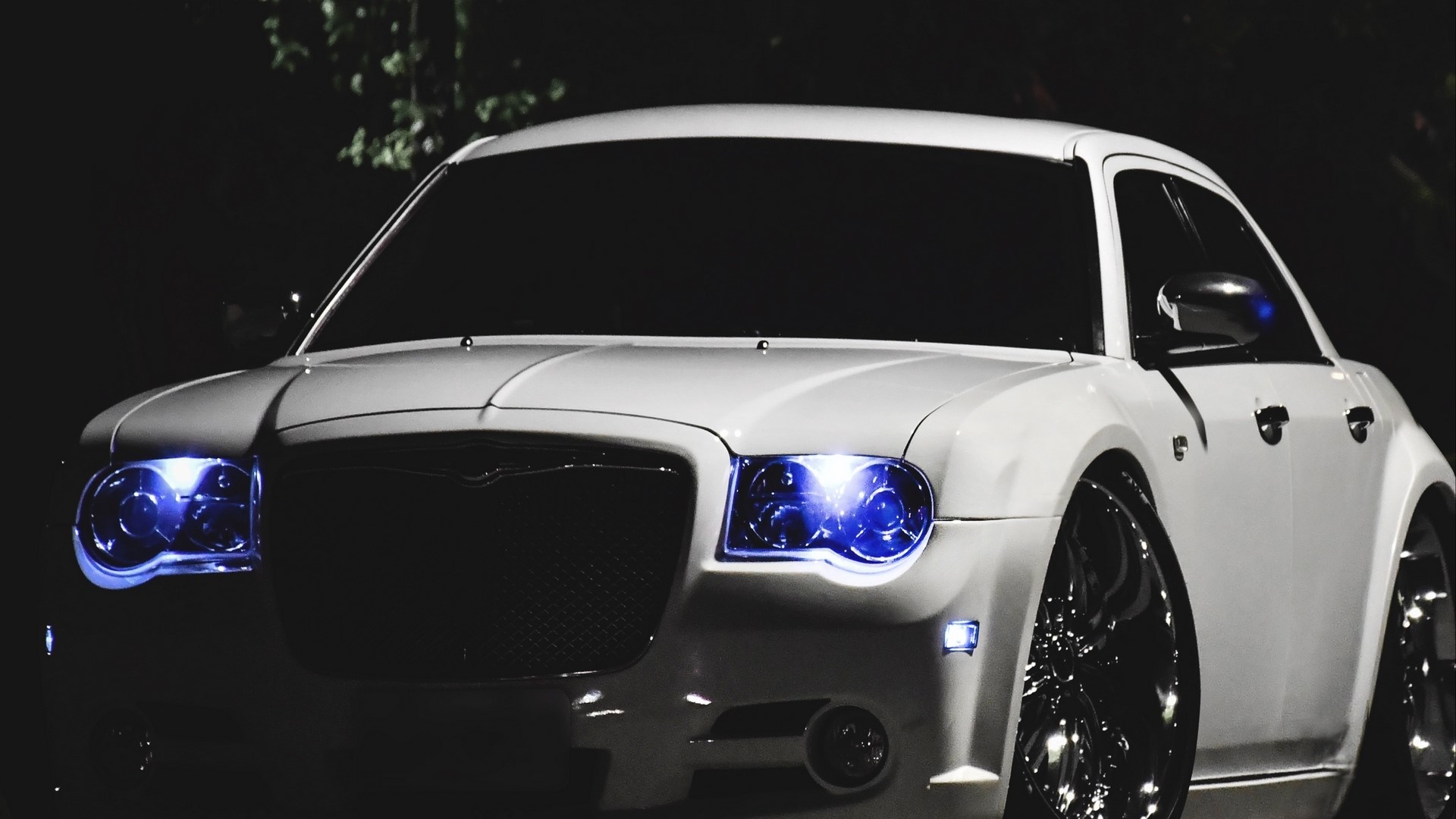 White Chrysler 300c with blue headlights at night HD Wallpaper