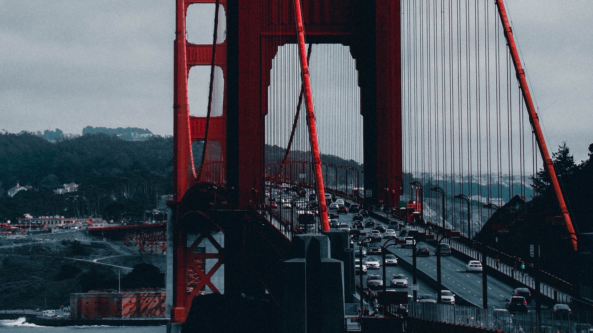 Golden Gate Bridge traffic HD Wallpaper