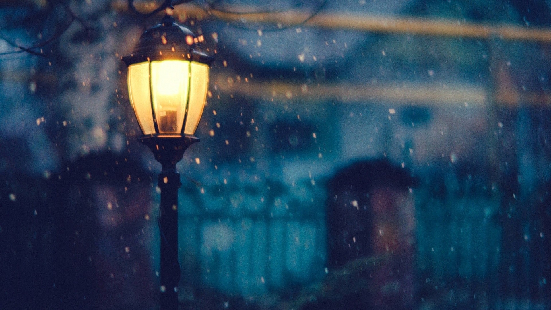 Street lamp in snow HD Wallpaper