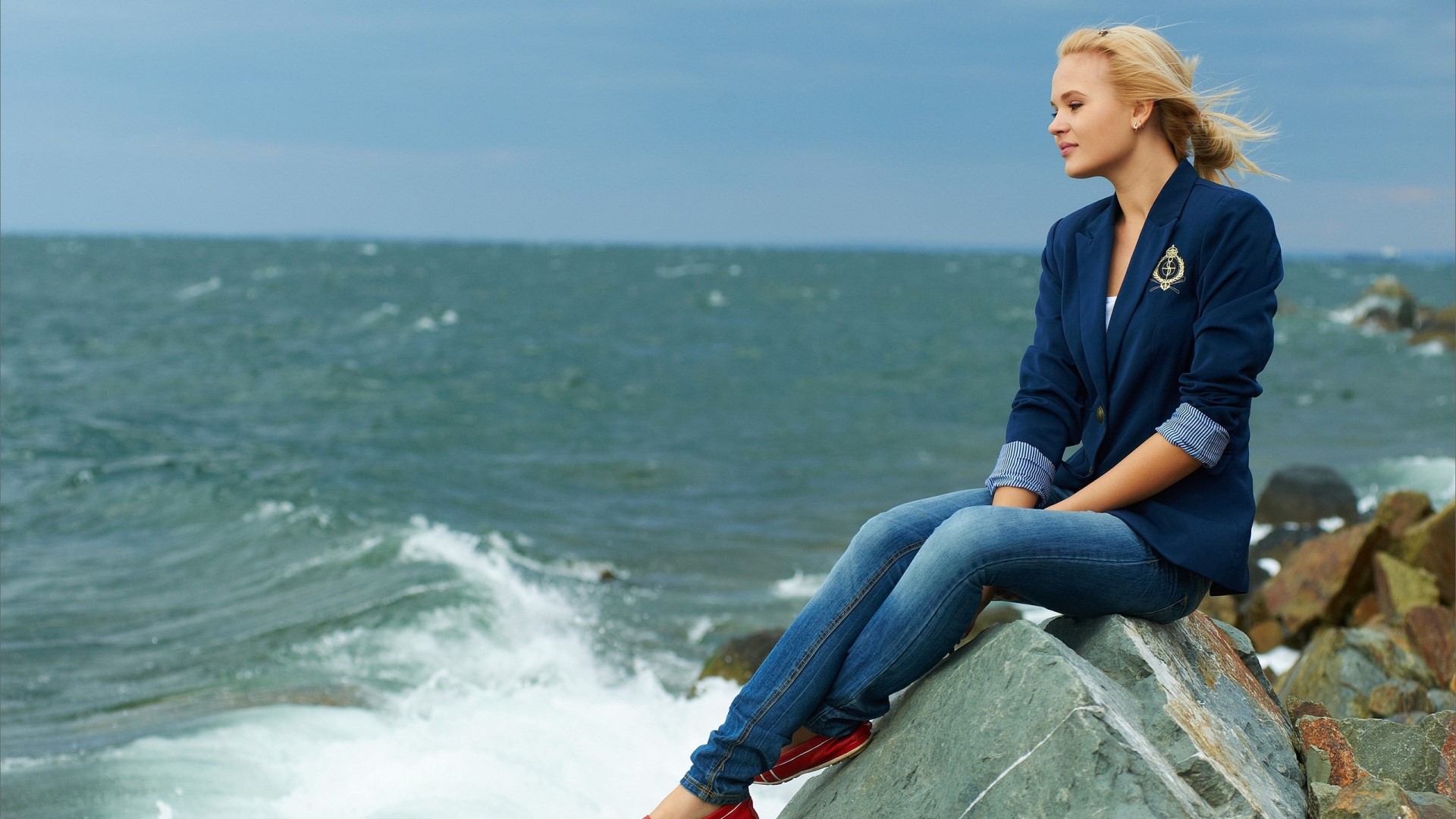 Girl sitting on rocks by the sea HD Wallpaper