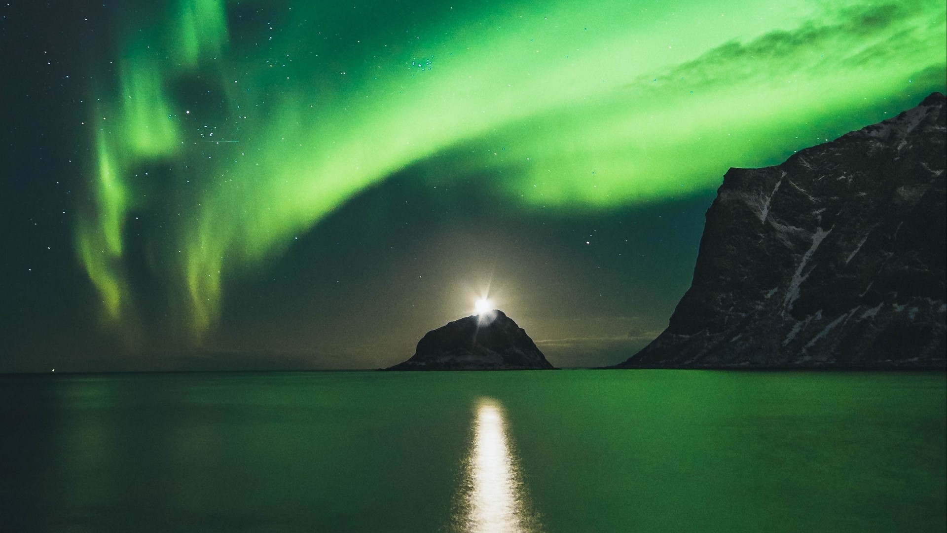 Northern Lights over the ocean with a lighthouse HD Wallpaper