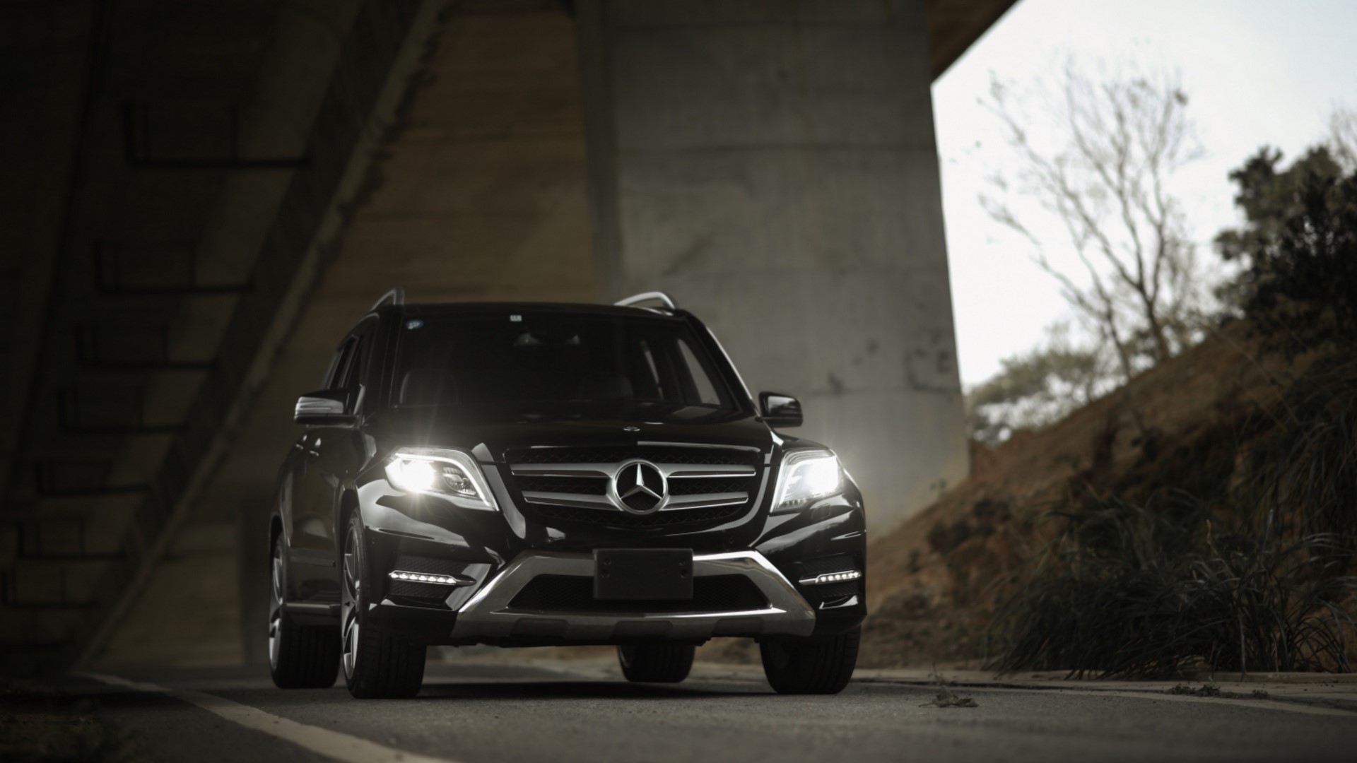 Black Mercedes-Benz GLK350 parked under a bridge HD Wallpaper