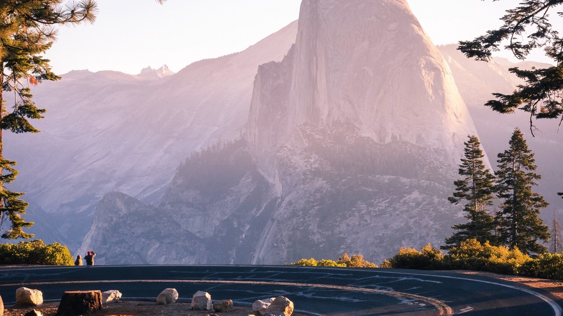 Two people on a scenic overlook with Half Dome in Yosemite HD Wallpaper
