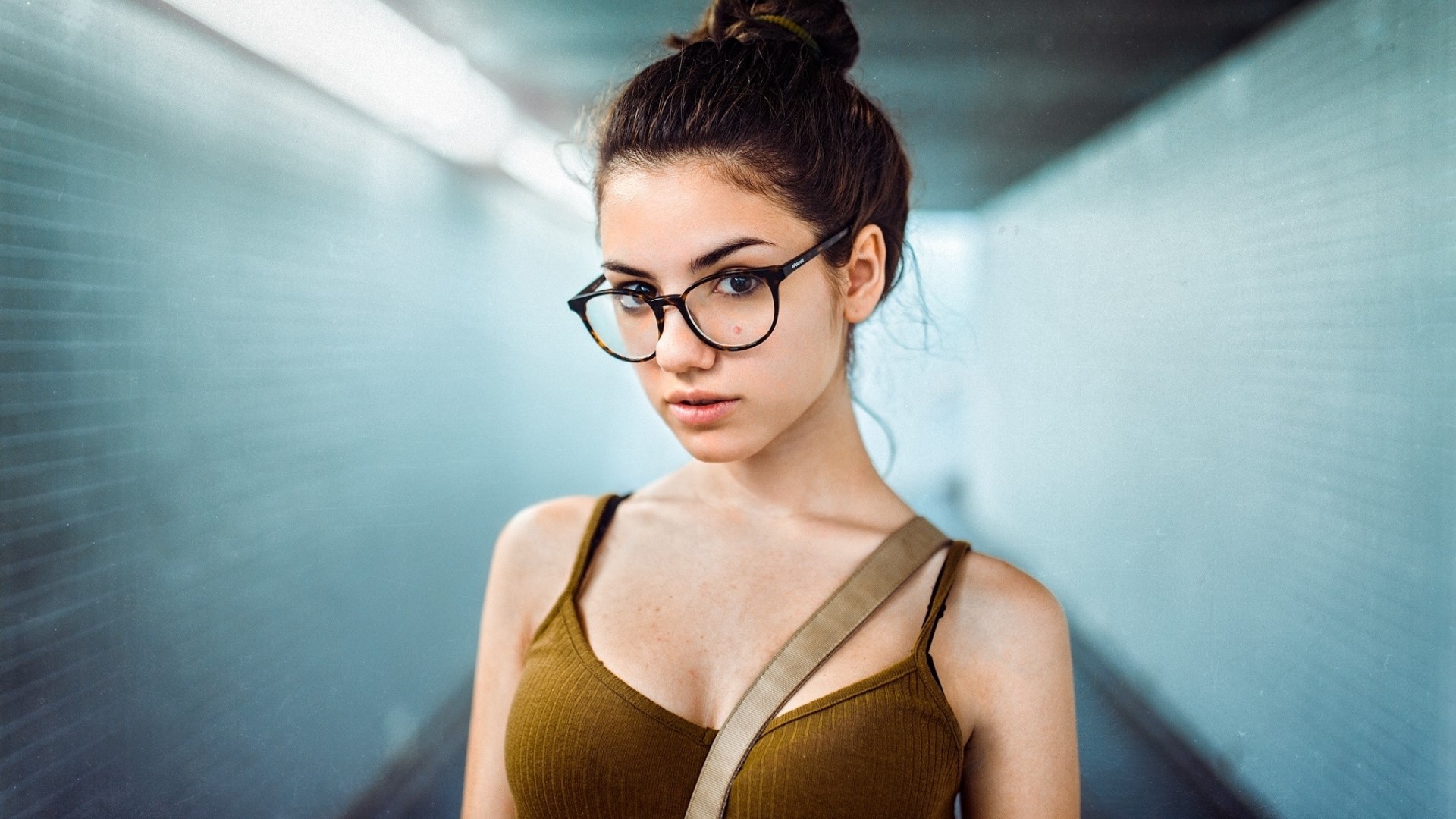 Delaia González wearing glasses HD Wallpaper