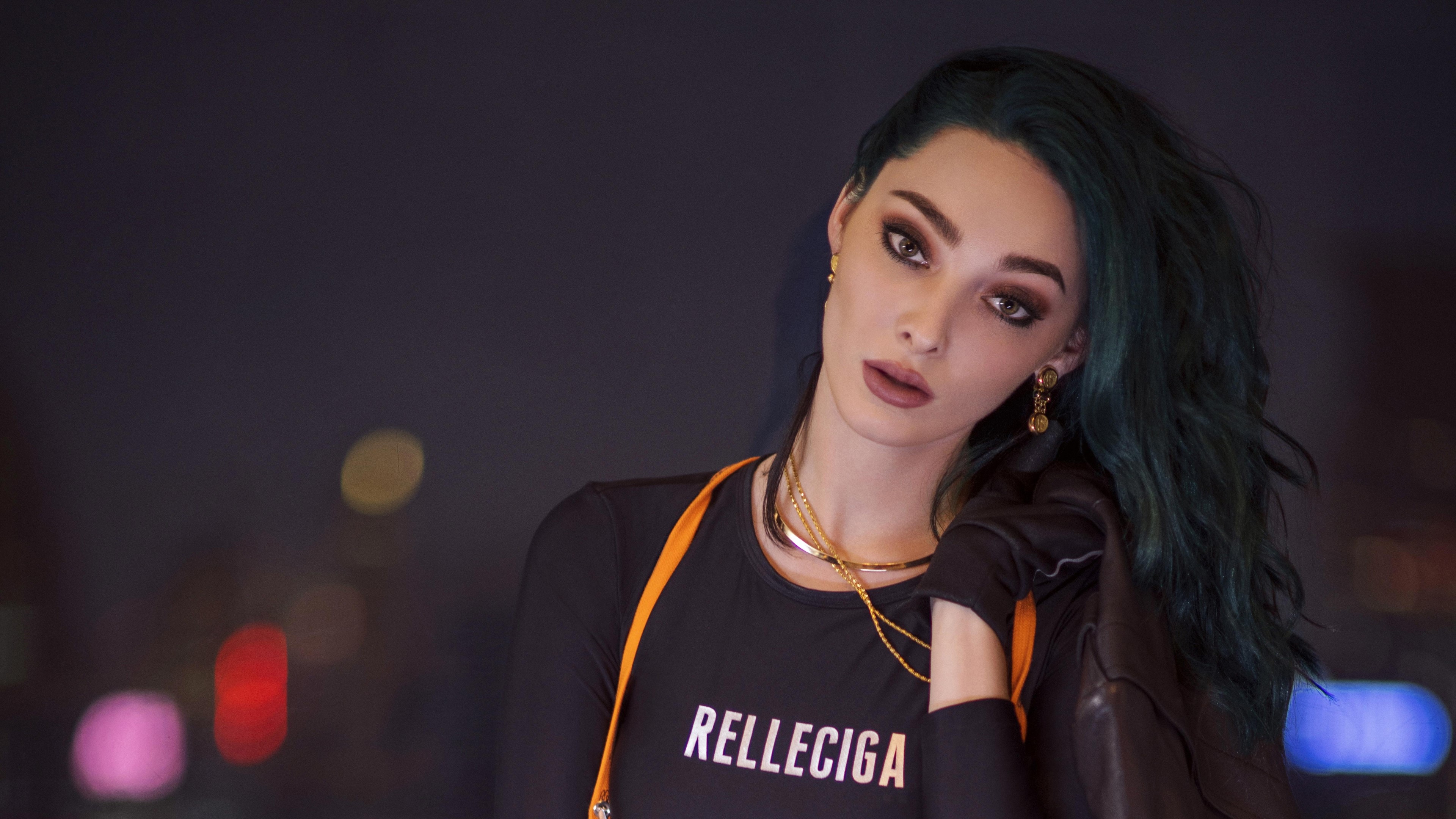 Emma Dumont 4K HD Wallpaper