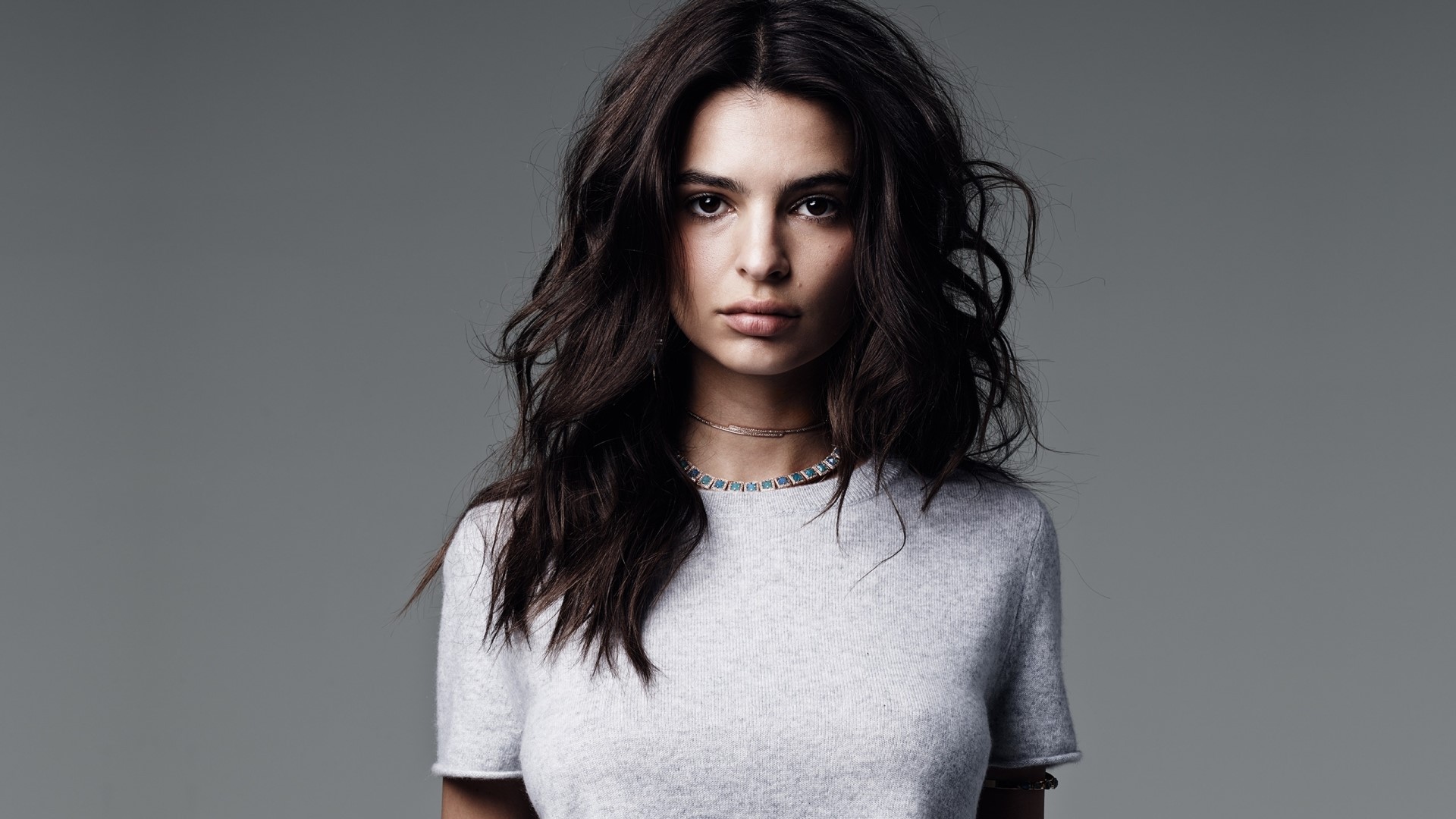 Emily Ratajkowski HD Wallpaper