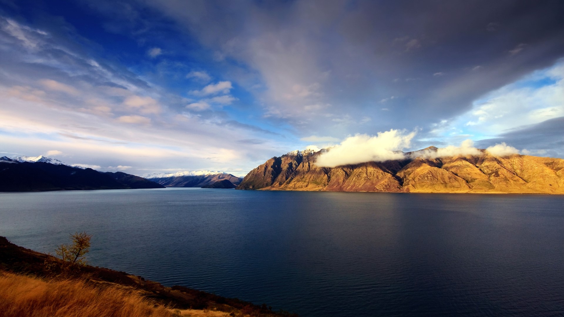 Lake Wanaka with Mountains and Clouds HD Wallpaper