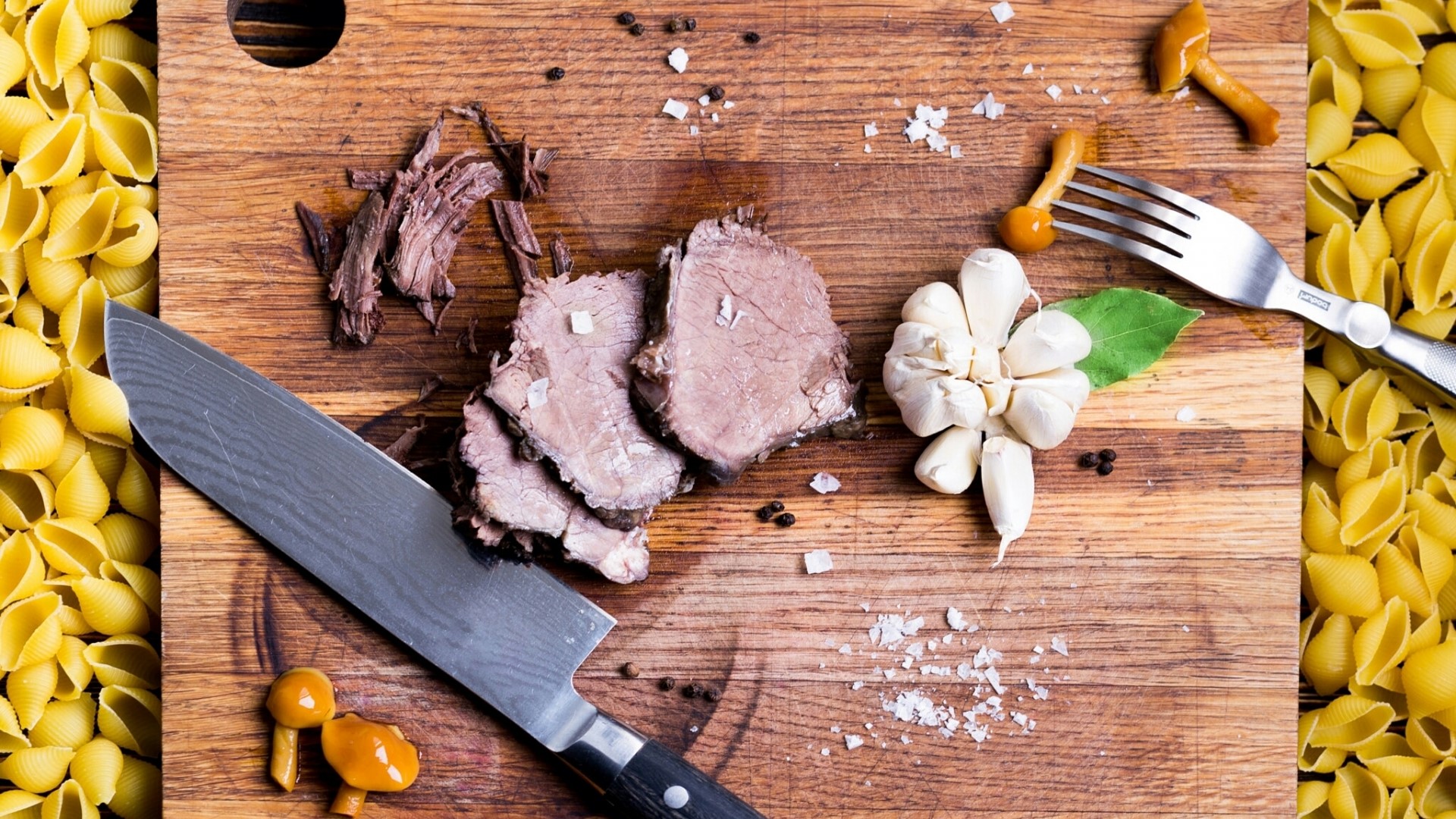 Sliced roast beef with garlic, mushrooms, and pasta shells HD Wallpaper