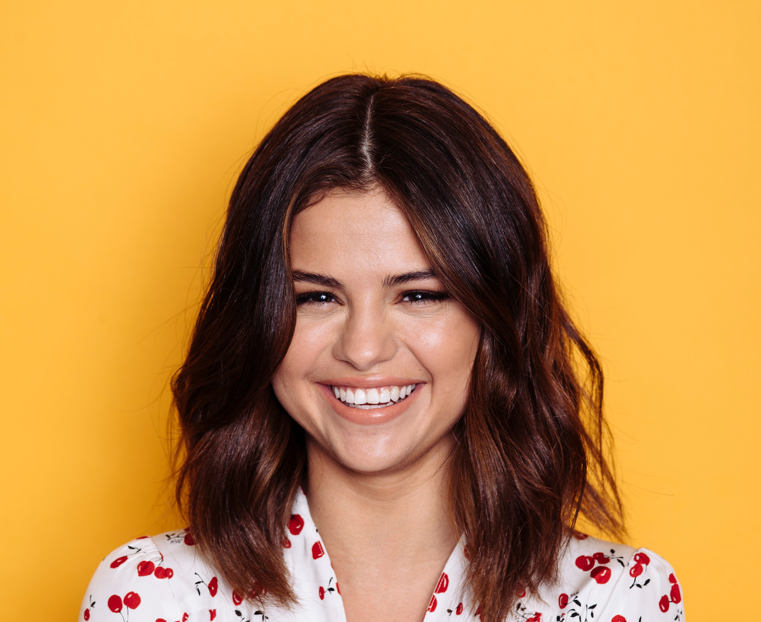 Selena Gomez smiling HD Wallpaper