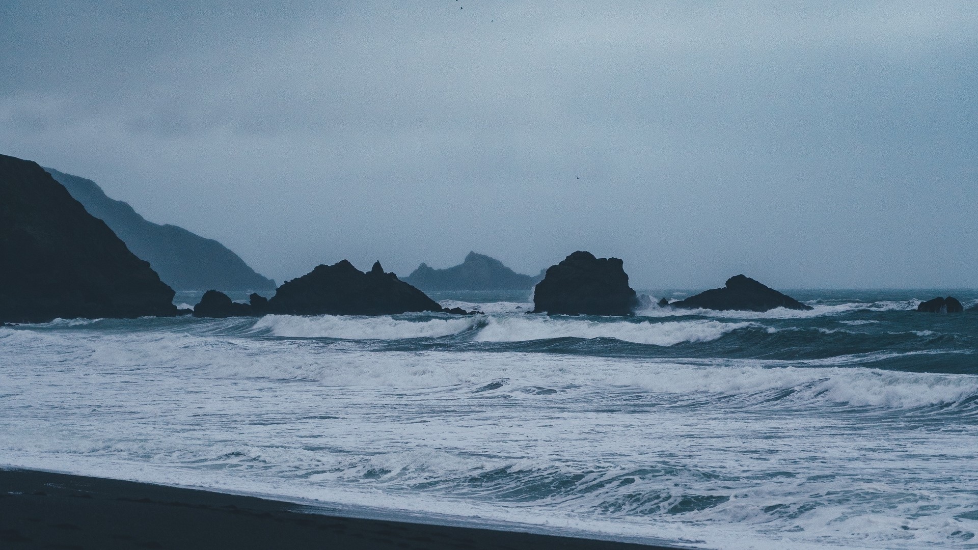 Ocean waves crashing on rocks and shore HD Wallpaper