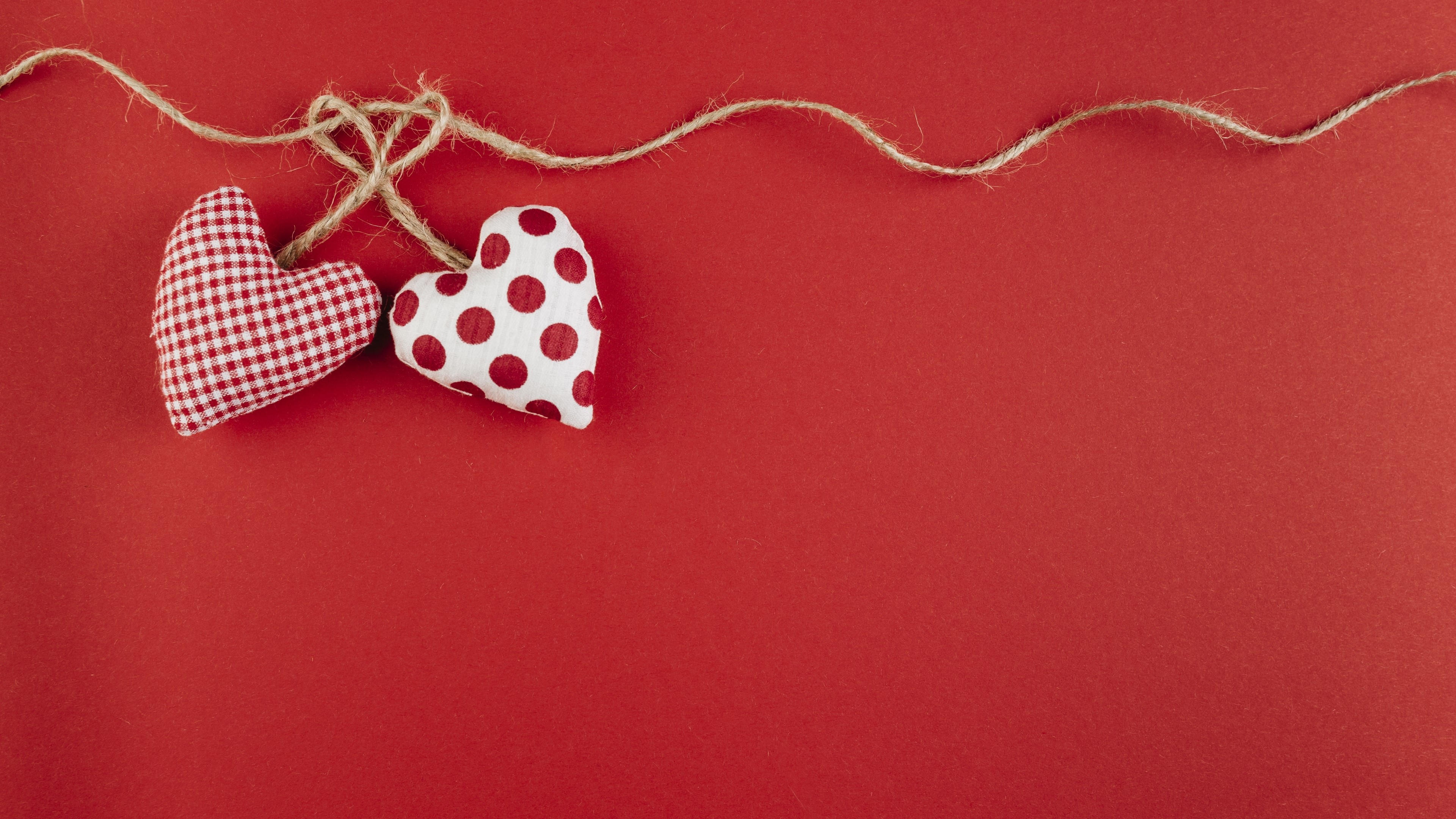 4K Love Hearts on Twine HD Wallpaper
