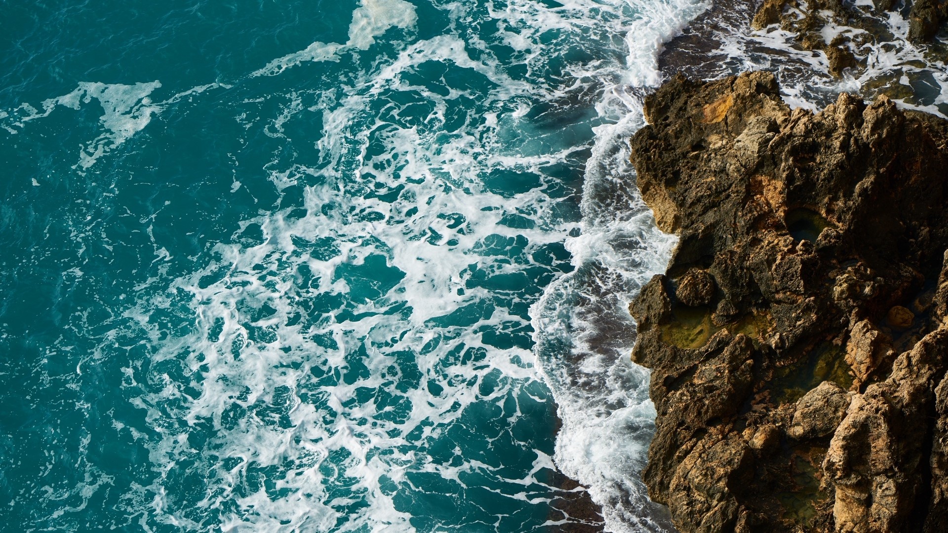 Ocean waves crashing on rocky shore HD Wallpaper