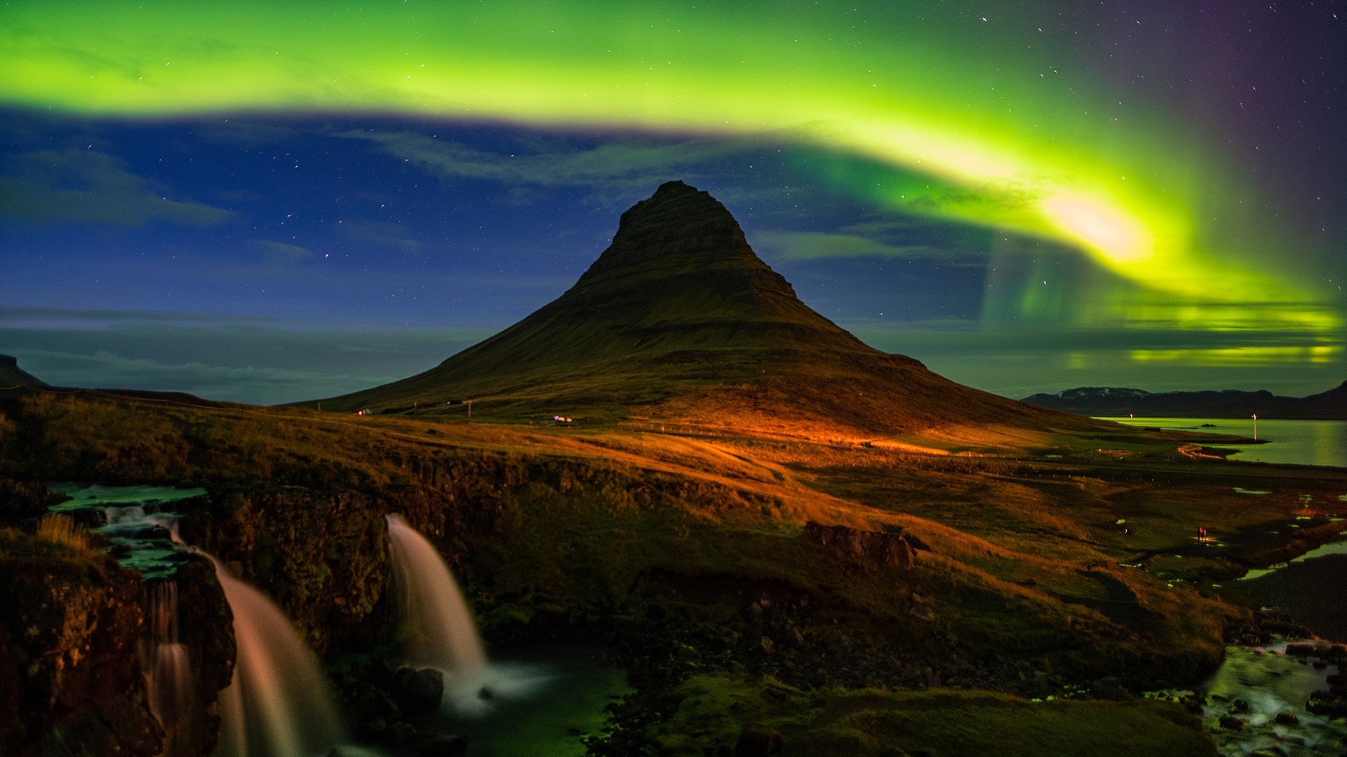 Kirkjufell Mountain and Aurora Borealis in Iceland HD Wallpaper