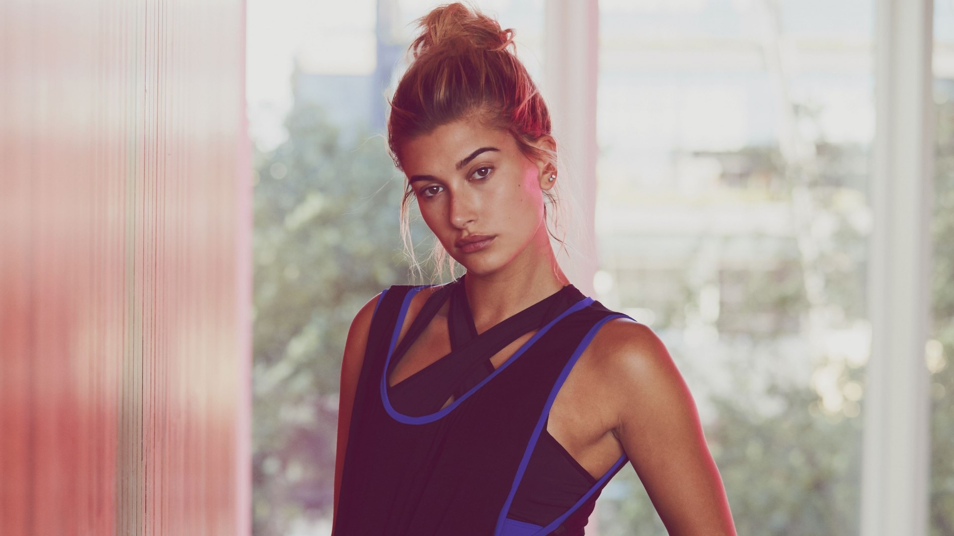 Hailey Baldwin in athletic wear HD Wallpaper