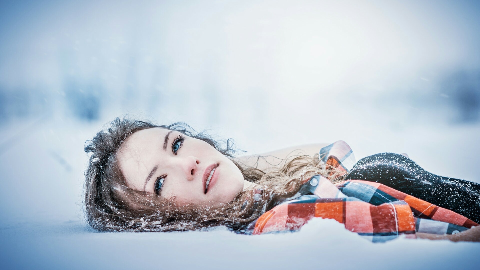 Woman lying in the snow HD Wallpaper
