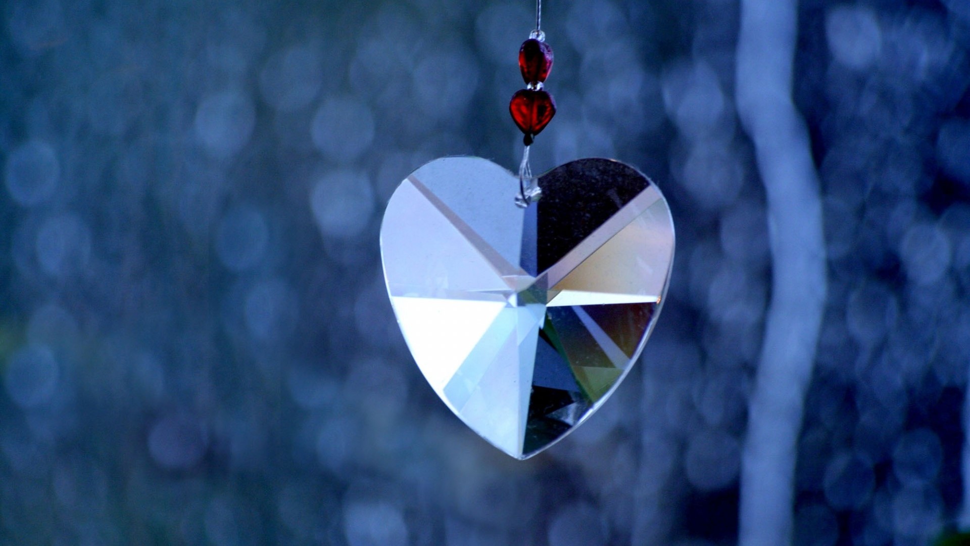 Crystal heart pendant with red beads HD Wallpaper