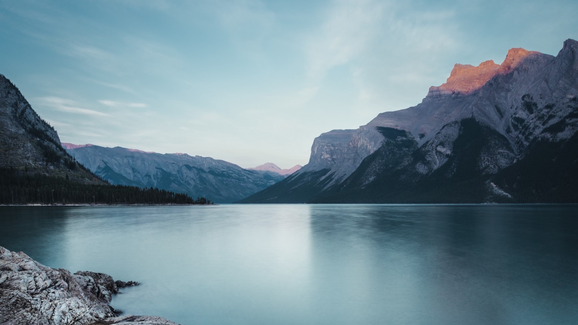Lake and Mountains at Sunrise HD Wallpaper