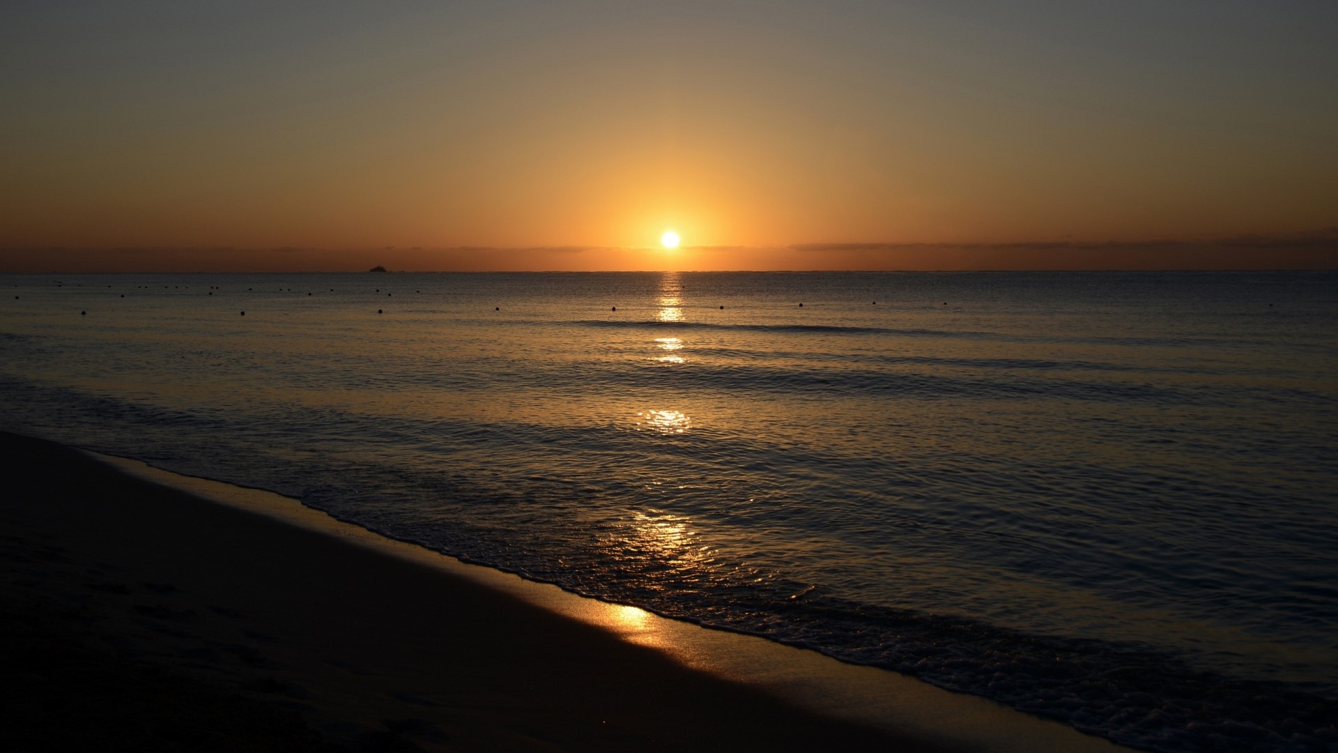 Sunrise over the ocean with a beach HD Wallpaper