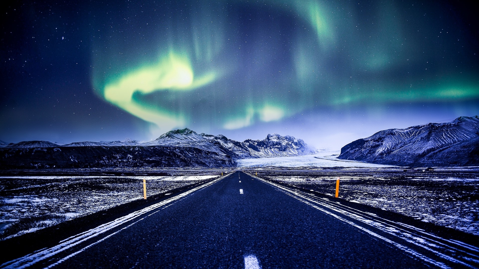 Road to Northern Lights over Mountains HD Wallpaper