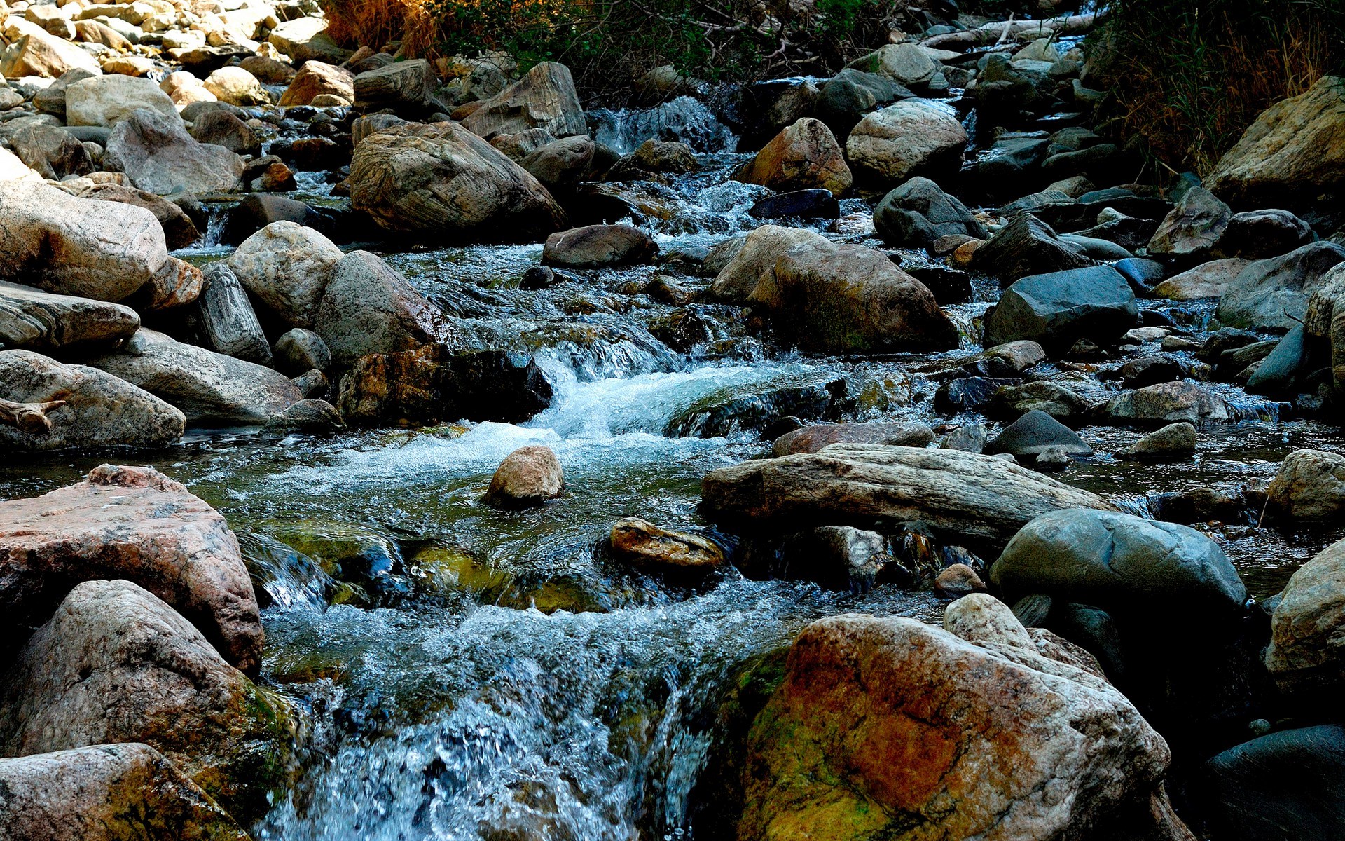 Rocky stream with flowing water HD Wallpaper