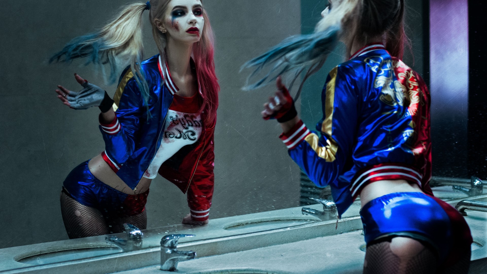 Harley Quinn Cosplay in Bathroom HD Wallpaper