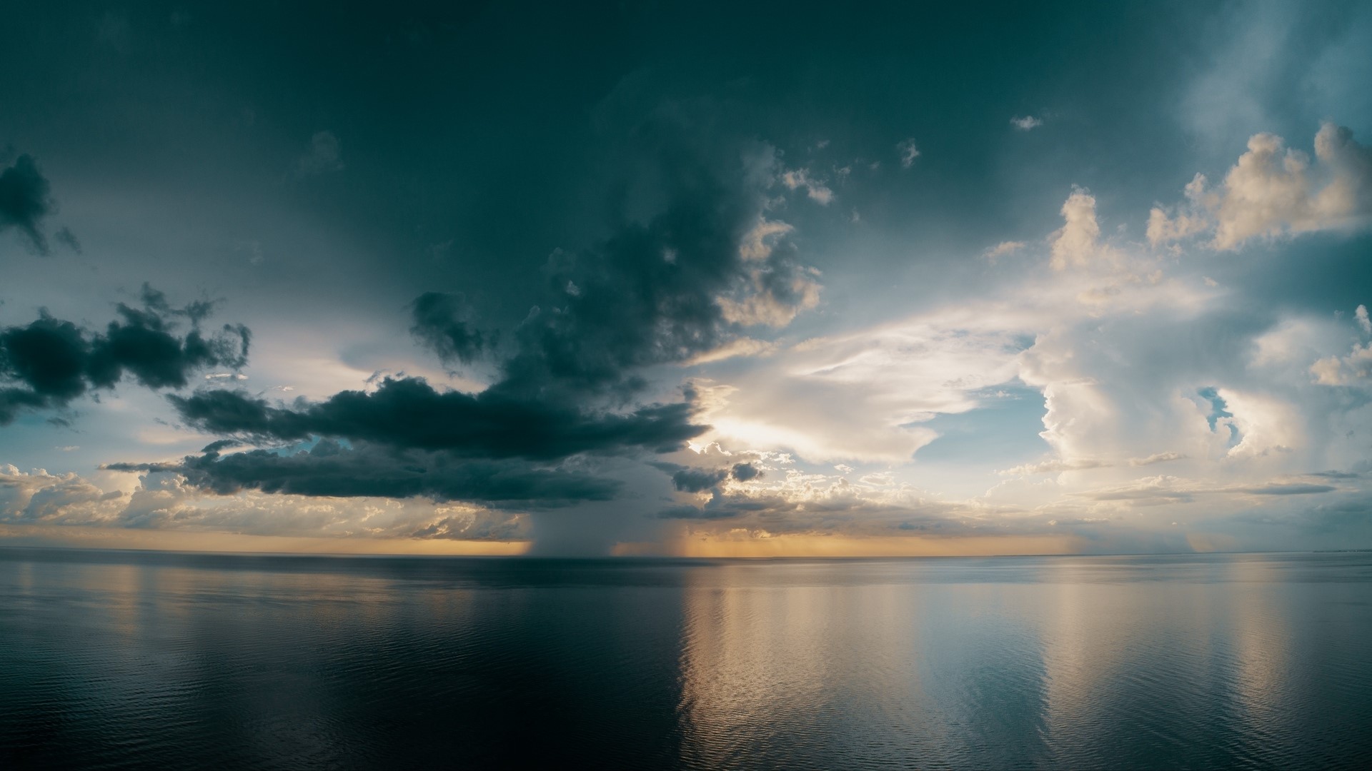Stormy clouds over the ocean horizon HD Wallpaper