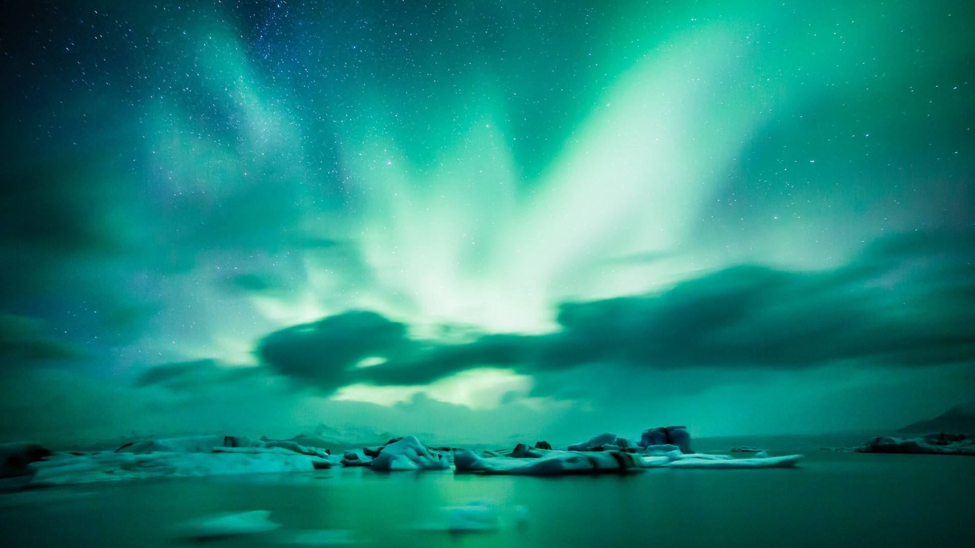 Northern Lights over icebergs in water HD Wallpaper