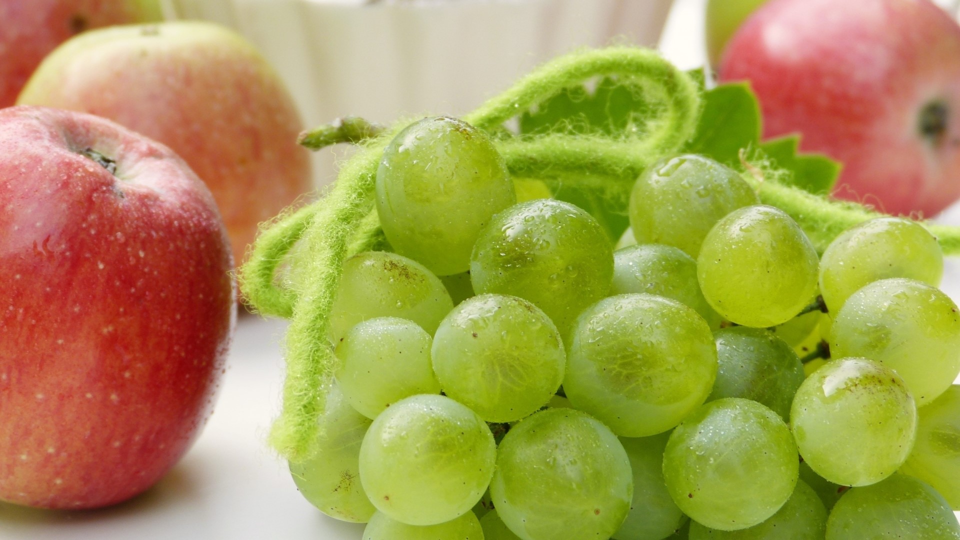 Still life of apples and green grapes HD Wallpaper