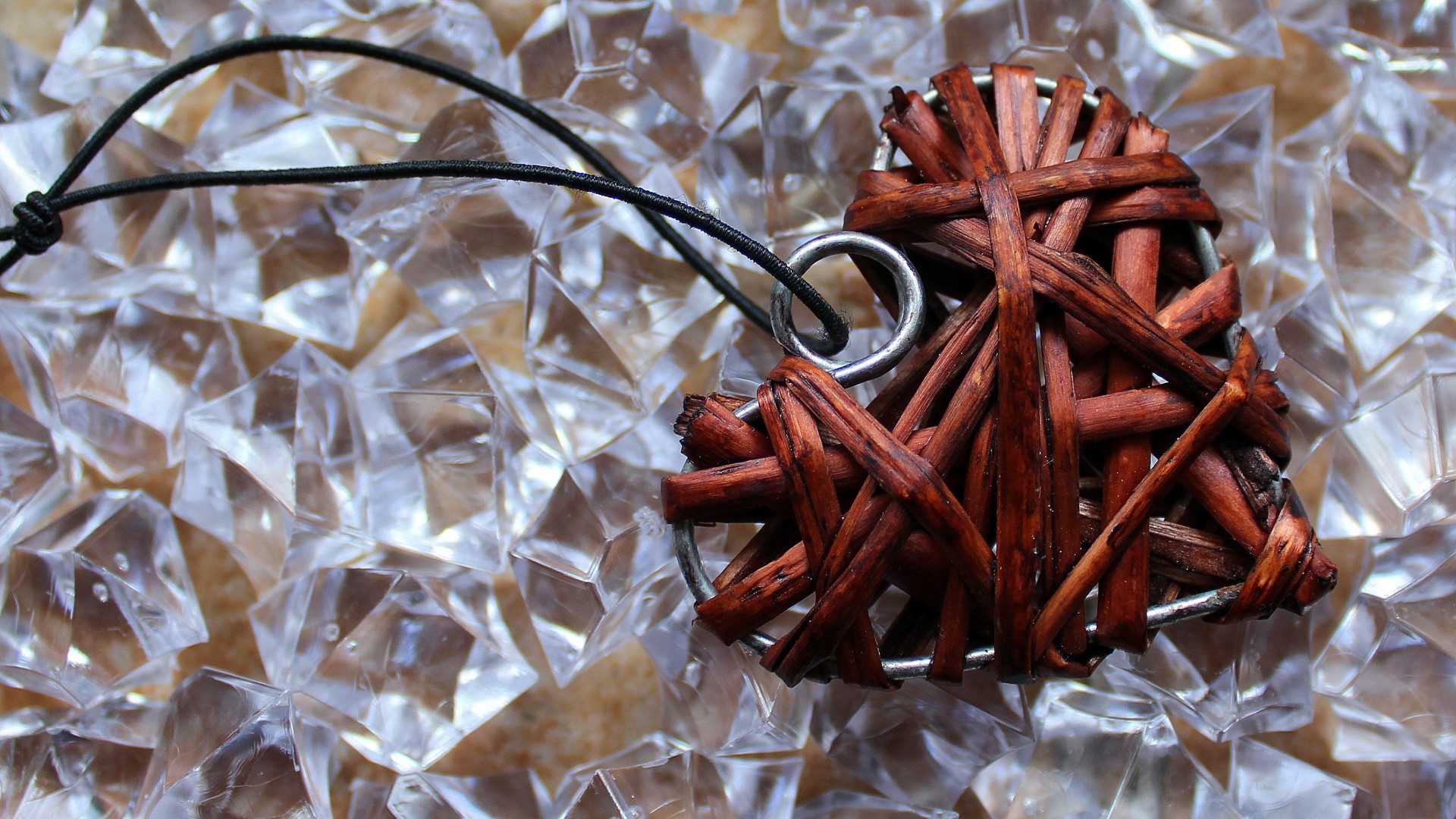 Woven heart pendant on ice HD Wallpaper