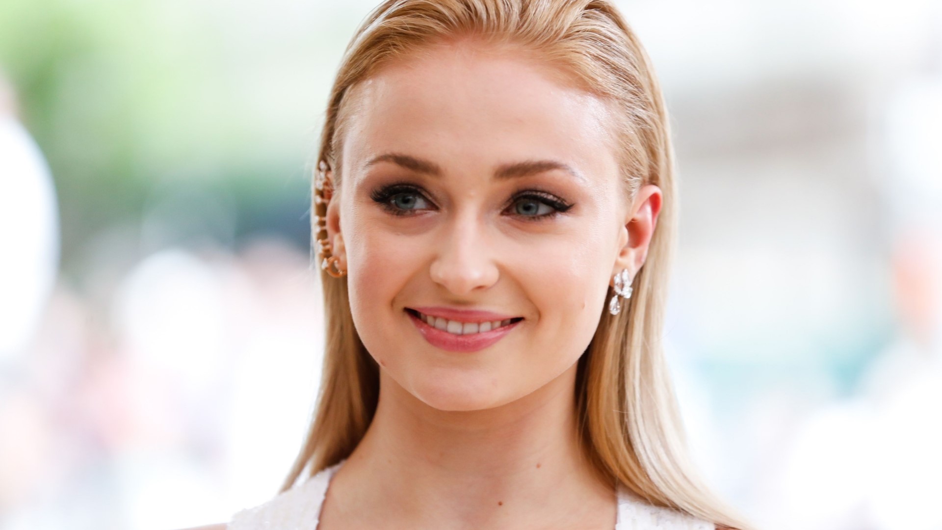 Sophie Turner HD Wallpaper
