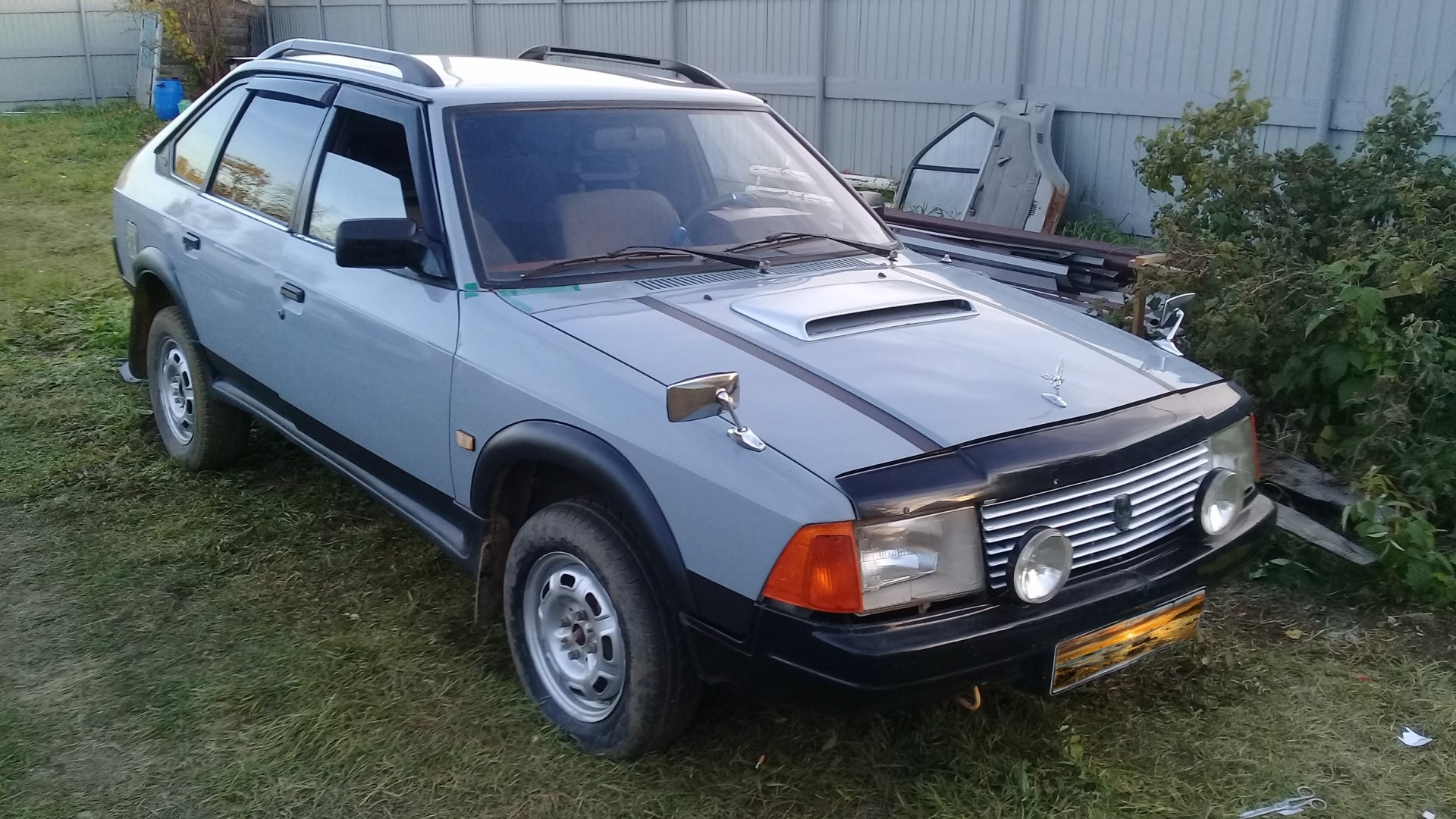 Moskvich 2141 parked outdoors HD Wallpaper
