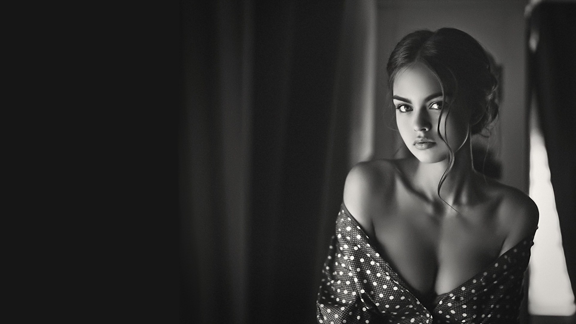 Black and white portrait of a young woman HD Wallpaper