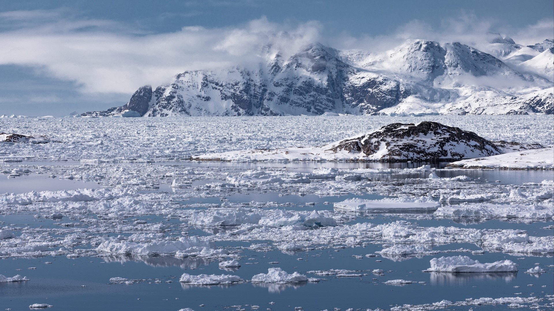Icebergs and snow-capped mountains in Greenland HD Wallpaper
