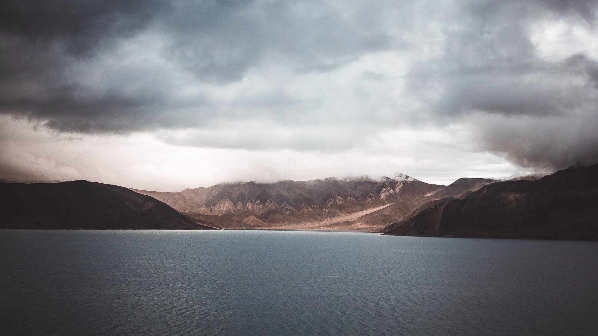 Lake and mountains under stormy clouds in India HD Wallpaper