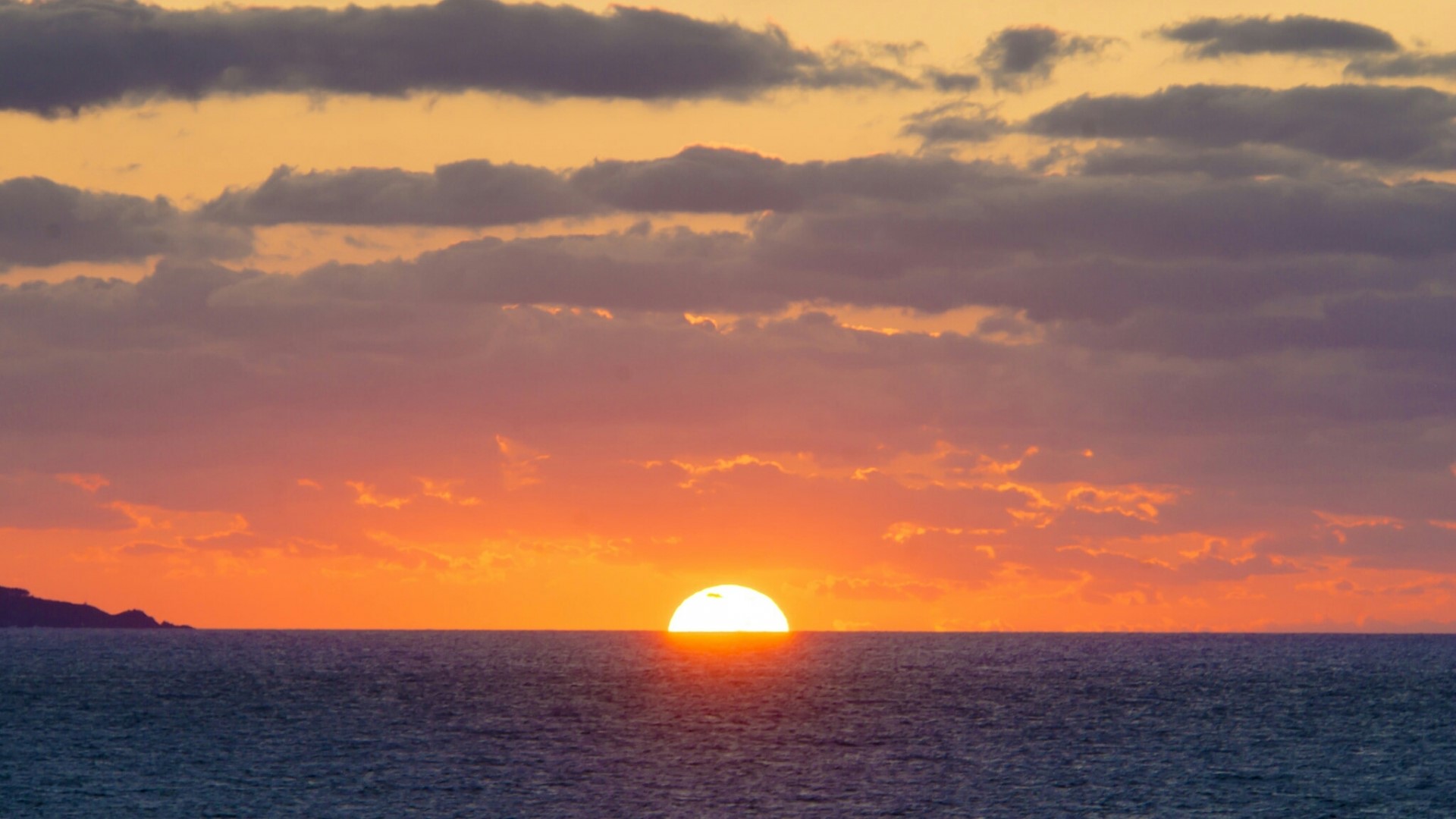 Sunset over the ocean with clouds HD Wallpaper