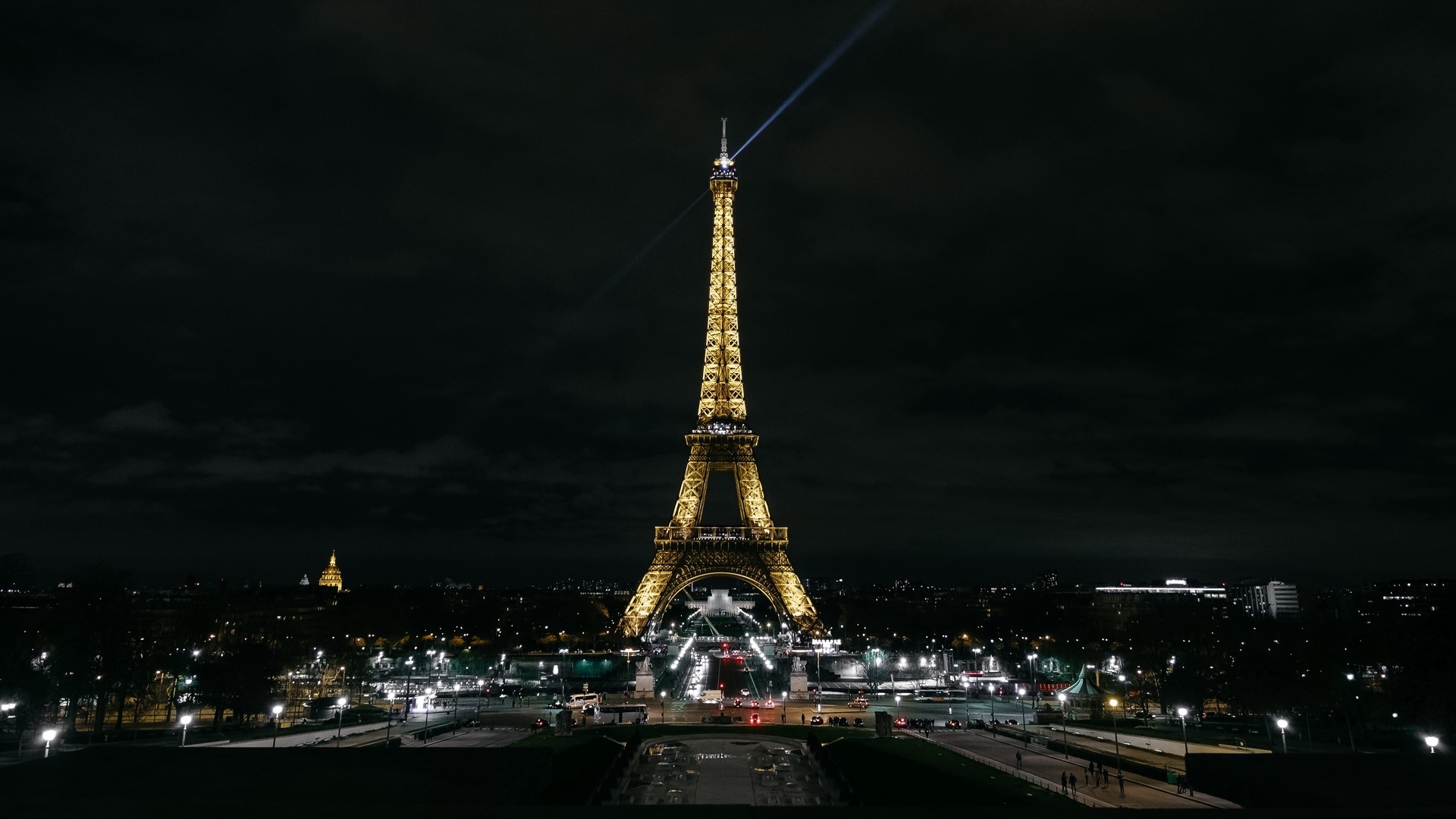 Eiffel Tower at Night in Paris HD Wallpaper