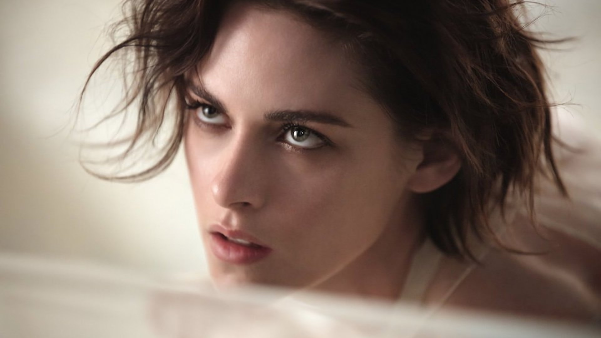 Kristen Stewart Close-up Portrait HD Wallpaper