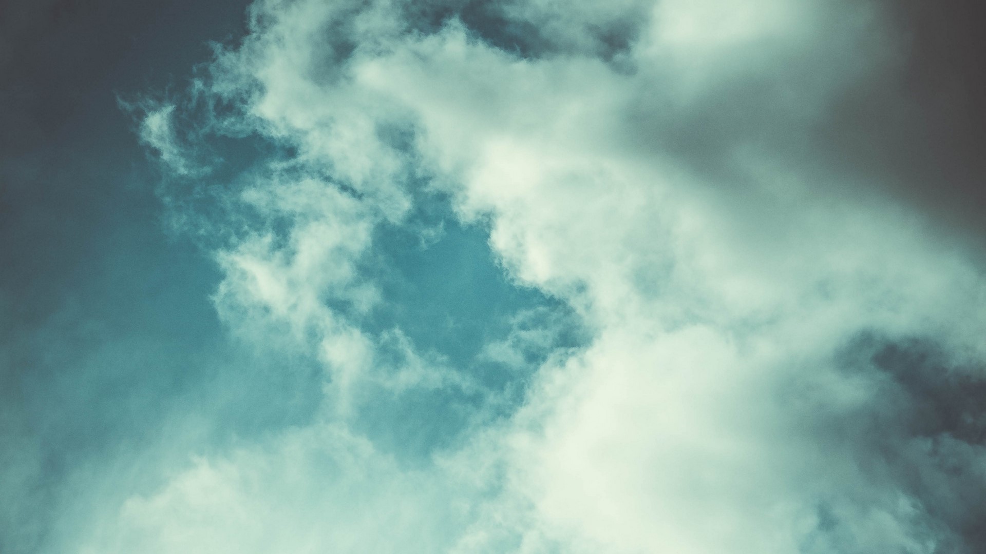 Dark clouds in the sky HD Wallpaper