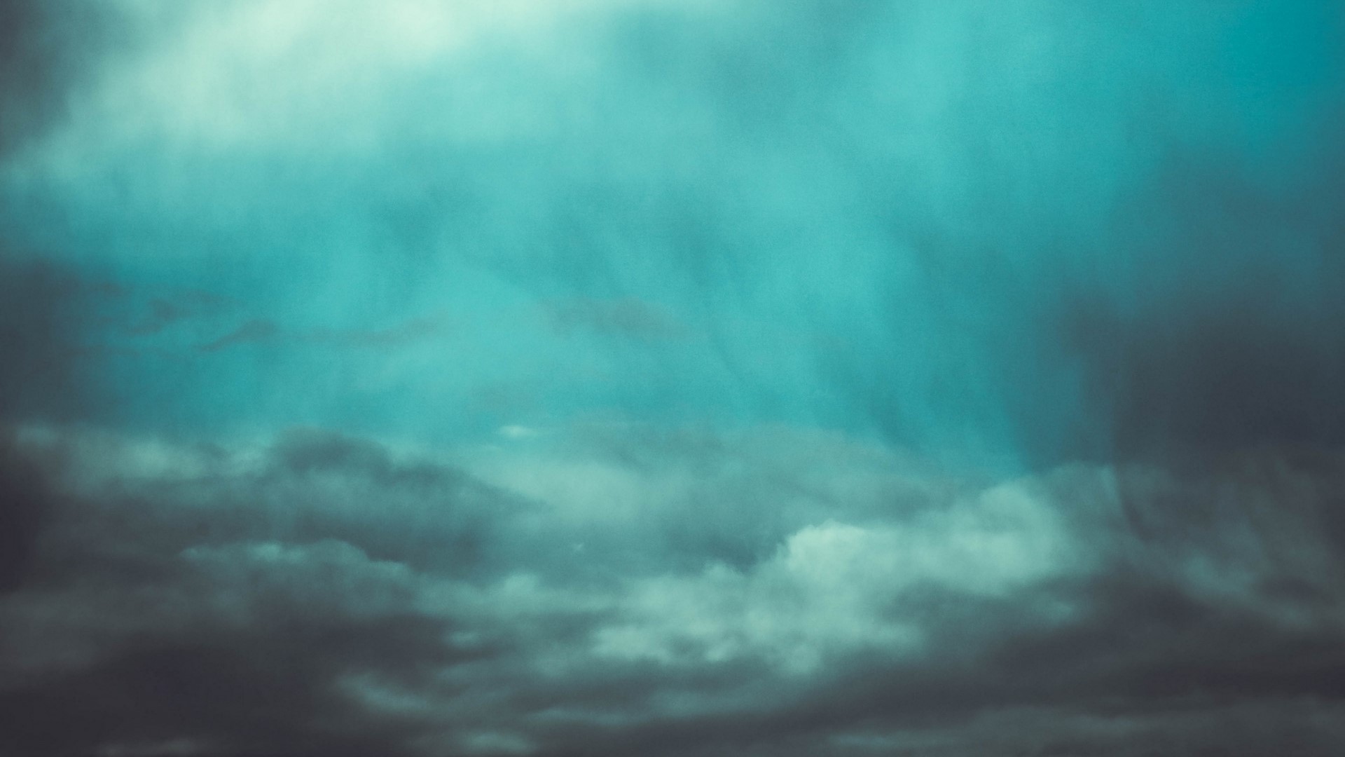 Dark clouds with light rays HD Wallpaper