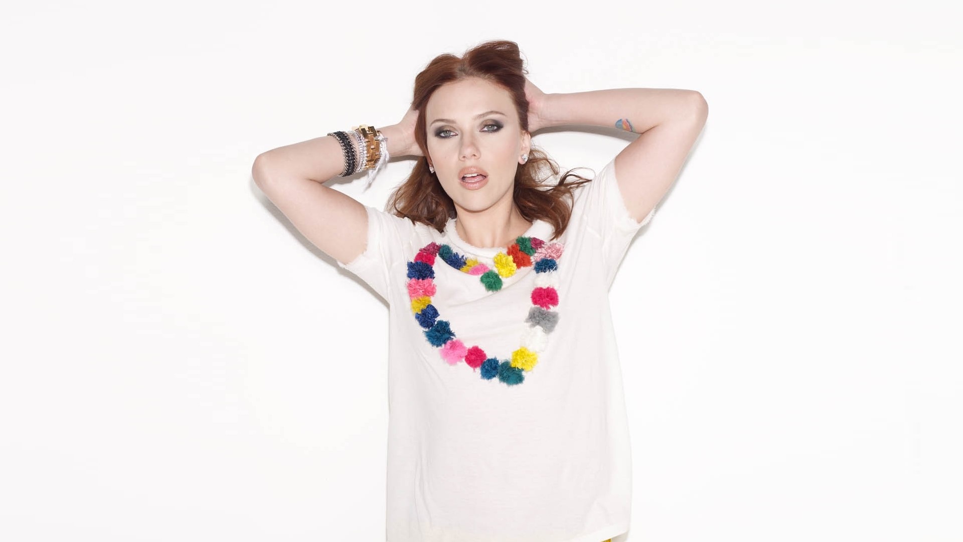 Scarlett Johansson wearing a white t-shirt with a heart design HD Wallpaper