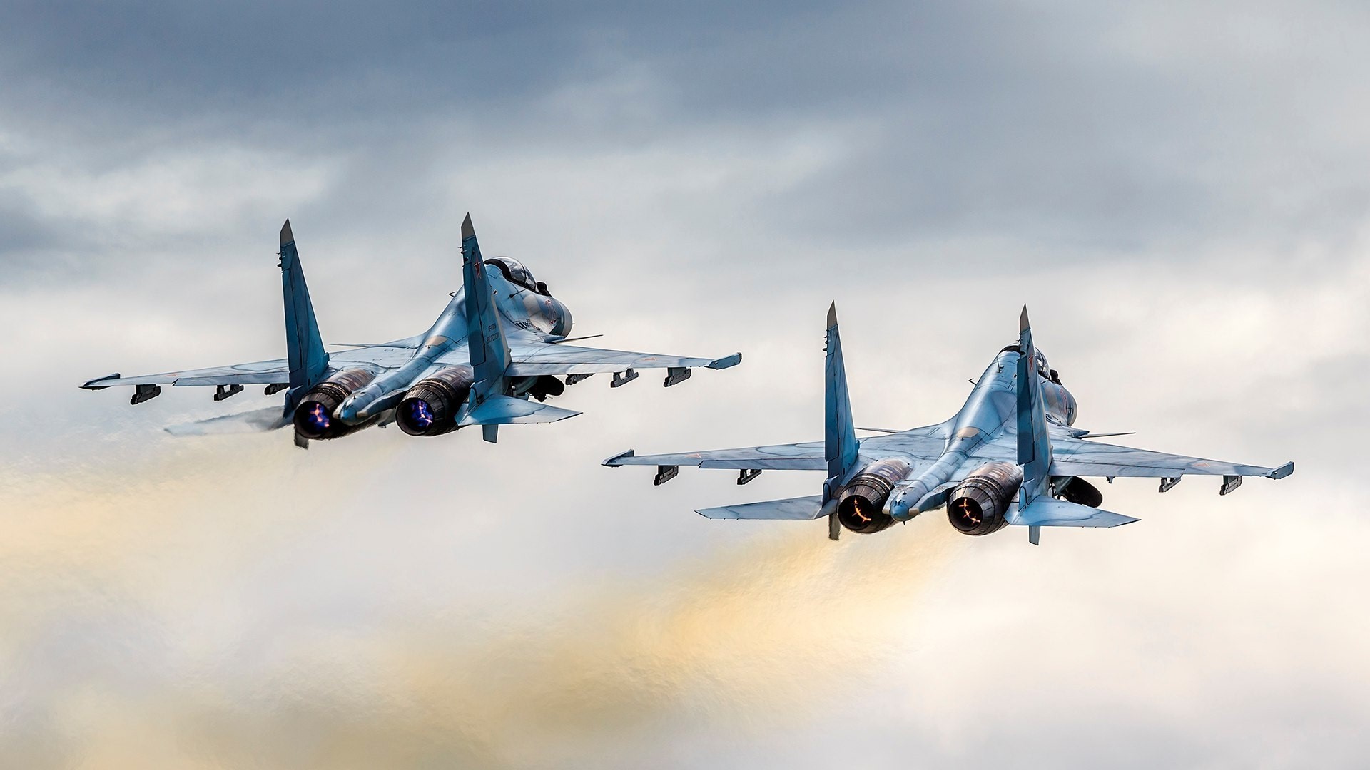 Two Su-30cm fighter jets flying in formation HD Wallpaper