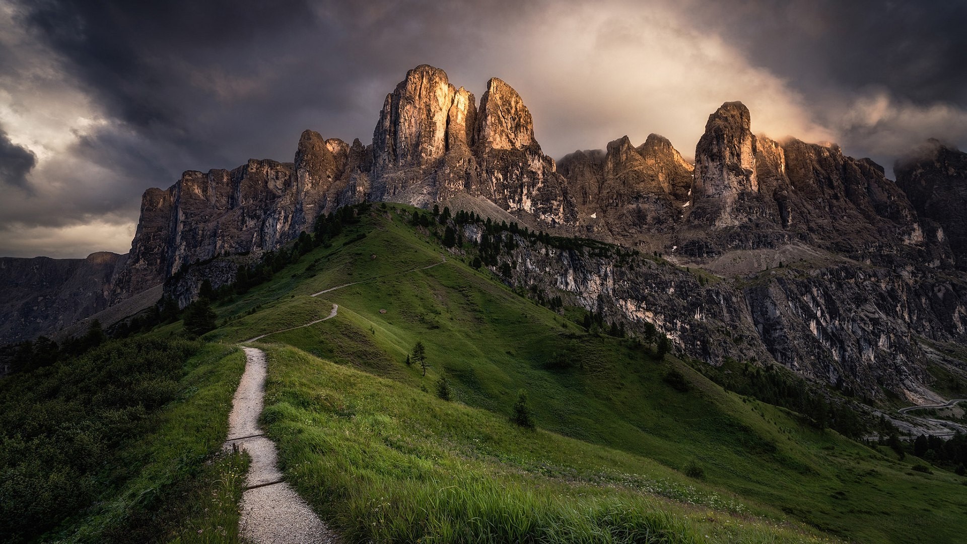 Mountain peaks and hiking trail in Italy HD Wallpaper